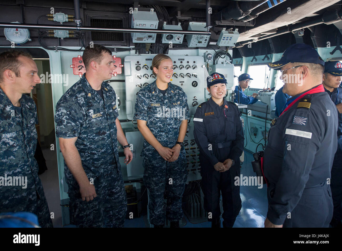 170507-N-ZW825-055 SOUTH CHINA SEA (7. Mai 2017) Segler zugewiesen Arleigh Burke-Klasse geführte Flugkörper Zerstörer USS Sterett (DDG-104) und Zerstörer Geschwader (DESRON) 31 sprechen mit Japan Maritime Self-Defense Force (JMSDF) Capt Yoshihiro Kai, Kommandierender Offizier der JMSDF Schiff JS Izumo (DDH 183), Ankunft der Seeleute zu Izumo. Sterett und DESRON 31 sind Teil der Sterett-Dewey Surface Action Group, die dritte Bereitstellung von Gruppe unter das Kommando und Kontrolle Konstrukt namens 3. Flotte nach vorne. U.S. 3. operierende Flotte nach vorne bietet zusätzliche Optionen zum Pacific Fleet Commander Stockfoto