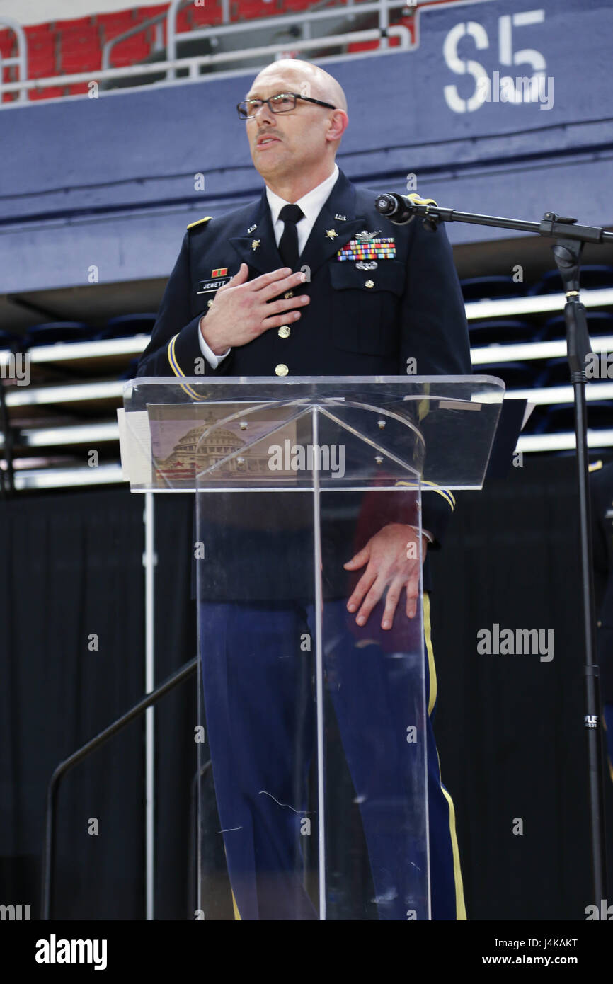 Chief Warrant Officer 5 Befehl Michael R. Jewett, der neu ernannte Command Chief Warrant Officer, District Of Columbia National Guard gibt Anmerkungen während einer Änderung der Verantwortung Zeremonie 7. Mai 2017, Washington, D.C. Jewett zuvor bekleidete die Position des 7. Luftfahrt Standardisierung Officer und war der g-3 Senior Warrant Officer mit der Army National Guard National Guard Bureau. (US Army National Guard Foto von Sgt. Jennifer Amo/freigegeben) Stockfoto
