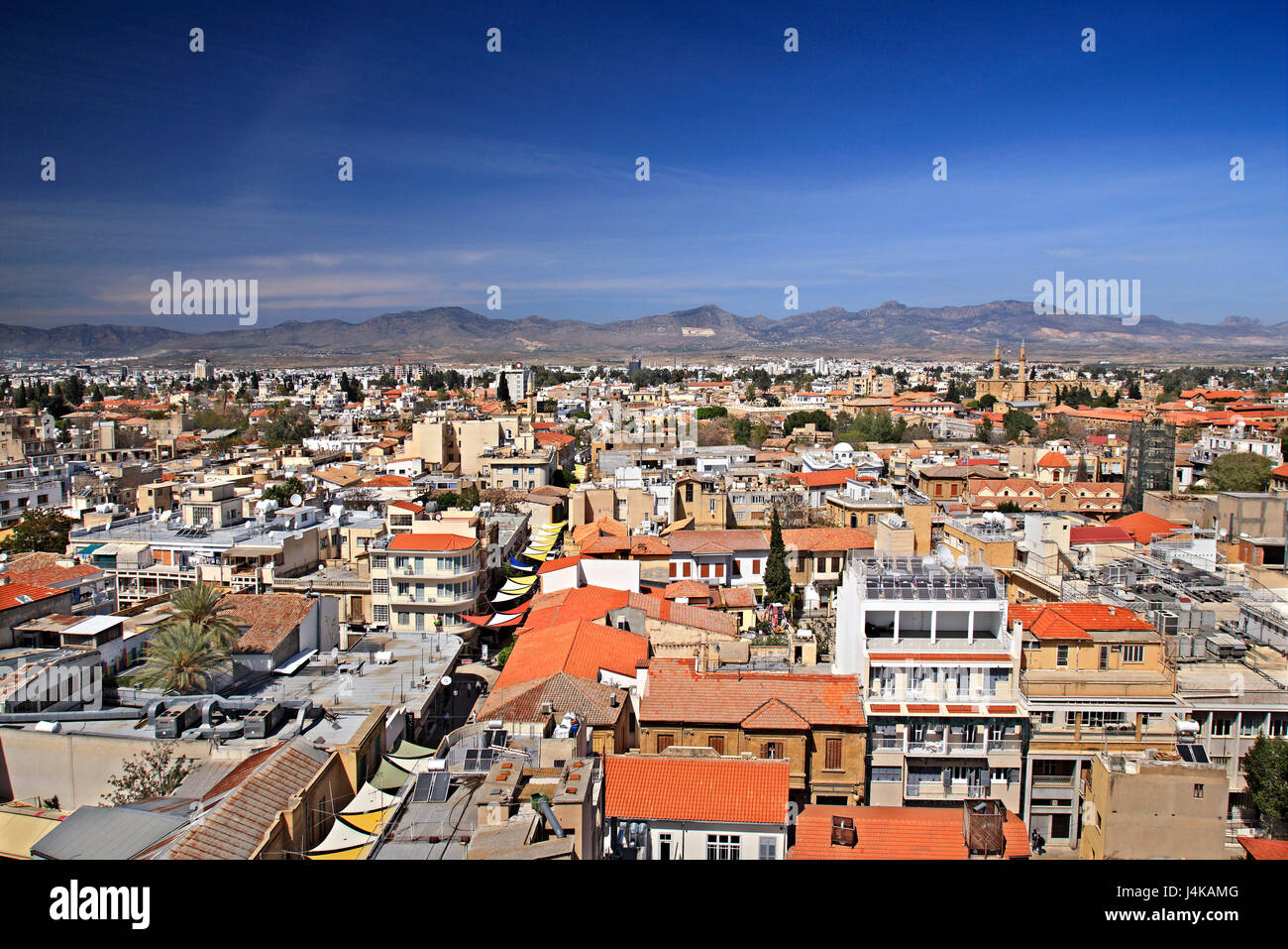 Blick auf beiden Seiten von Nikosia (Lefkosia), die letzte geteilte Hauptstadt der Welt von Shacolas (oder "Siakolas") Turm, Zypern. Stockfoto