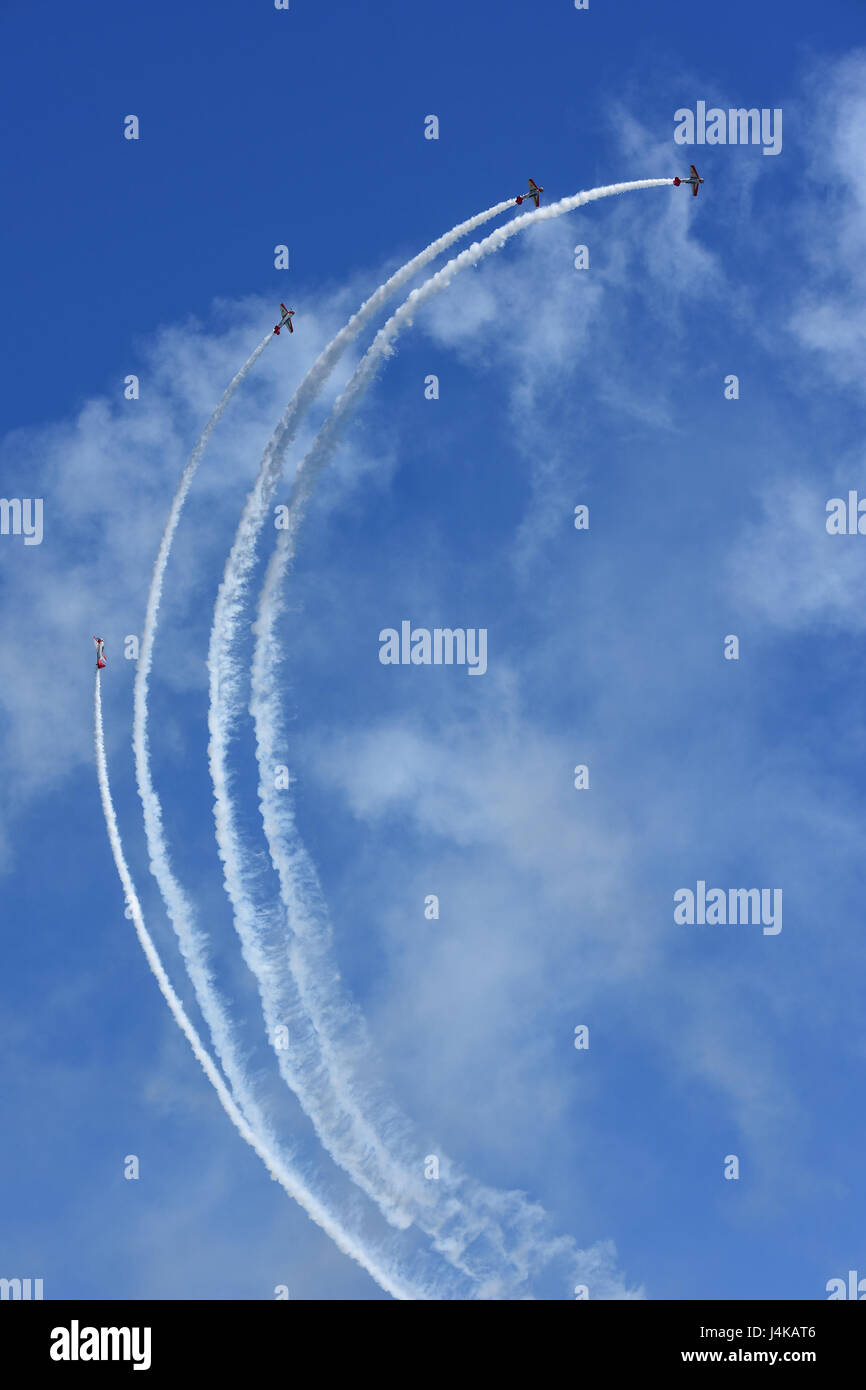 Das Aeroshell aerobatische Team führt während der South Carolina National Guard Luft- und Boden-Expo auf McEntire Joint National Guard Base, South Carolina, 7. Mai 2017. Diese Messe ist eine kombinierte Waffen-Demonstration präsentiert die Funktionen von South Carolina National Guard Flieger und Soldaten beim sagen Danke für die Unterstützung der Kolleginnen und Kollegen SüdCarolinians und den umliegenden Gemeinden. (Foto: U.S. Air National Guard Senior Airman Megan Floyd) Stockfoto