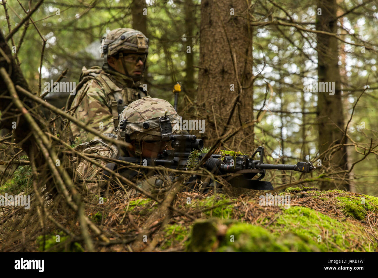 Soldaten der US-Armee von Bravo, 2. Kavallerieregiment sorgen für Sicherheit während der Saber Junction 17 im Hohenfels Training Area, einem Kampfflugzeug Training Center, das die Bereitschaft für vereinheitlichte Landoperationen bewertet. Stockfoto