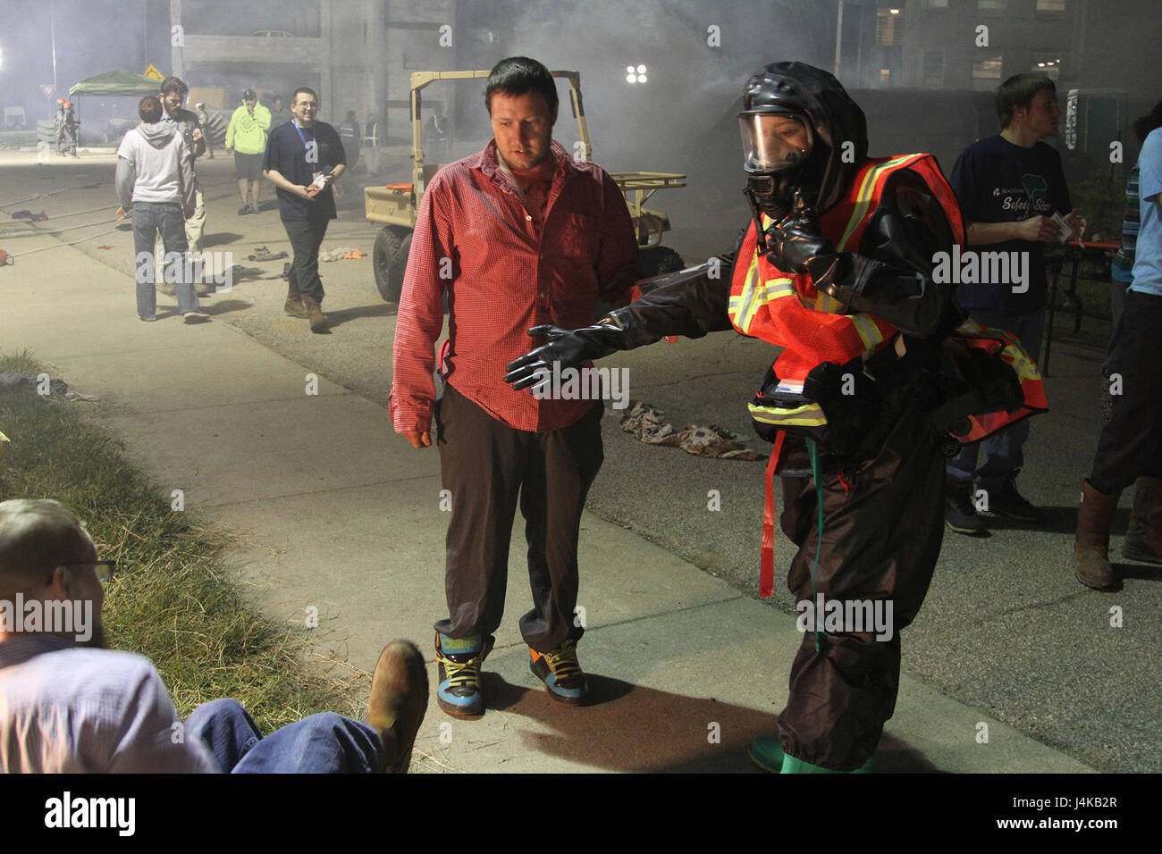 Soldaten der US Army Reserve aus medizinischen und chemischen Einheiten führen eine Massendekontamination im Muscatatuck Urban Training Center, Indiana, durch. Die Übung ist Teil von Guardian Response 17, einem mehrkomponentigen Training zur Validierung der Fähigkeit der Armeeeinheiten, die Unterstützung der zivilen Verteidigungsbehörden im Falle eines chemischen, biologischen, radiologischen oder nuklearen Vorfalls zu unterstützen. Stockfoto