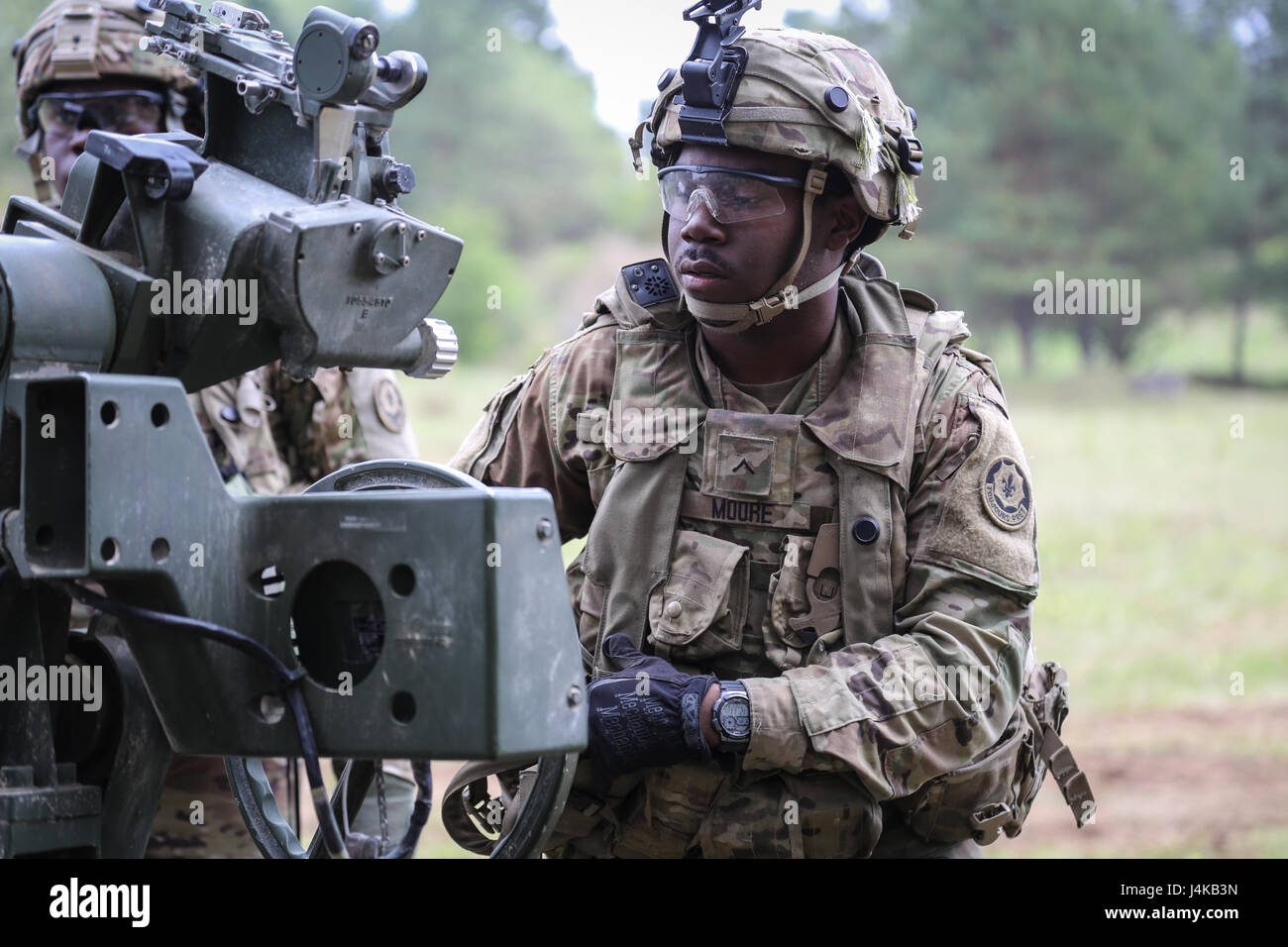 Soldaten des 2. Kavallerie-Regiments führen M777-Howitzer-Besatzungsübungen und Feuerwehrszenarien während der Saber Junction 17 auf dem Hohenfels-Trainingsgelände durch. Dabei wird die Bereitschaft der Referate für einheitliche Landoperationen und multinationale Koordinierung bewertet. Stockfoto