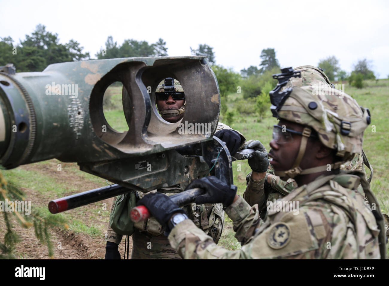 Soldaten der US Army Field Artillery Squadron betreiben einen M777 Howitzer während Besatzungsübungen und Feuerwehrübungen an der Saber Junction 17 in Deutschland, einer Trainingseinheit zur Zertifizierung von Bereitschaft und vereinheitlichten Landoperationen. Stockfoto