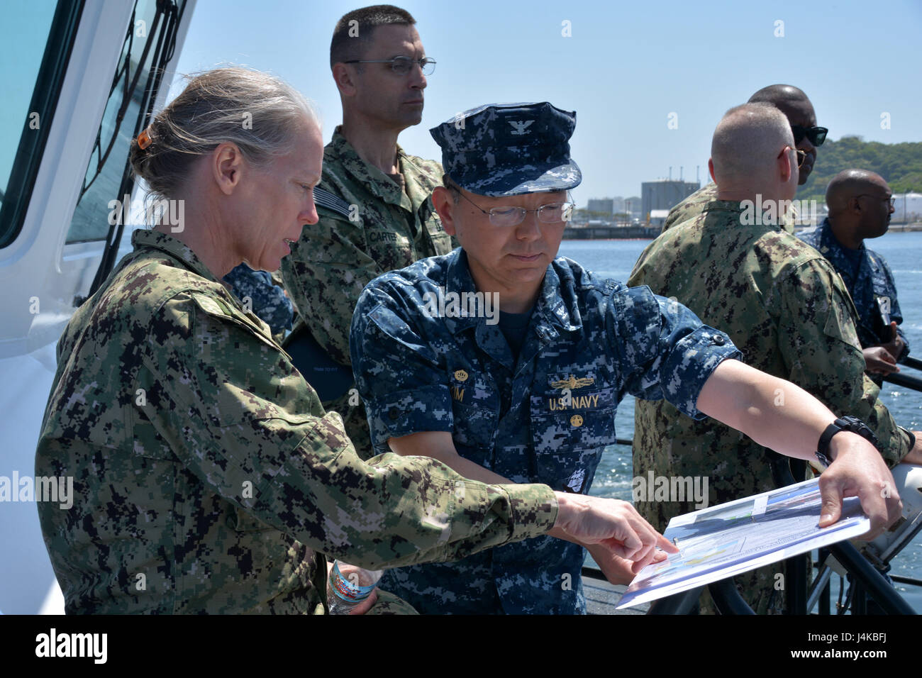 170508-N-WC492-062 YOKOSUKA, Japan (8. Mai 2017) Vice Admiral Mary Jackson, Kommandant, Marine Installationen Befehls- und Capt Jeffrey Kim, Kommandant, Flotte Aktivitäten Yokosuka, diskutieren Basis-Themen während einer Tour von Yokosuka Hafen.  Flotte Aktivitäten Yokosuka bietet, unterhält und betreibt Basis Einrichtungen und Dienstleistungen zur Unterstützung der 7. US-Flotte nach vorne bereitgestellt Seestreitkräfte, 71 Mieter Befehle und mehr als 26.000 militärischem und zivilem Personal.  (US Navy Foto von Daniel A. Taylor/freigegeben) Stockfoto