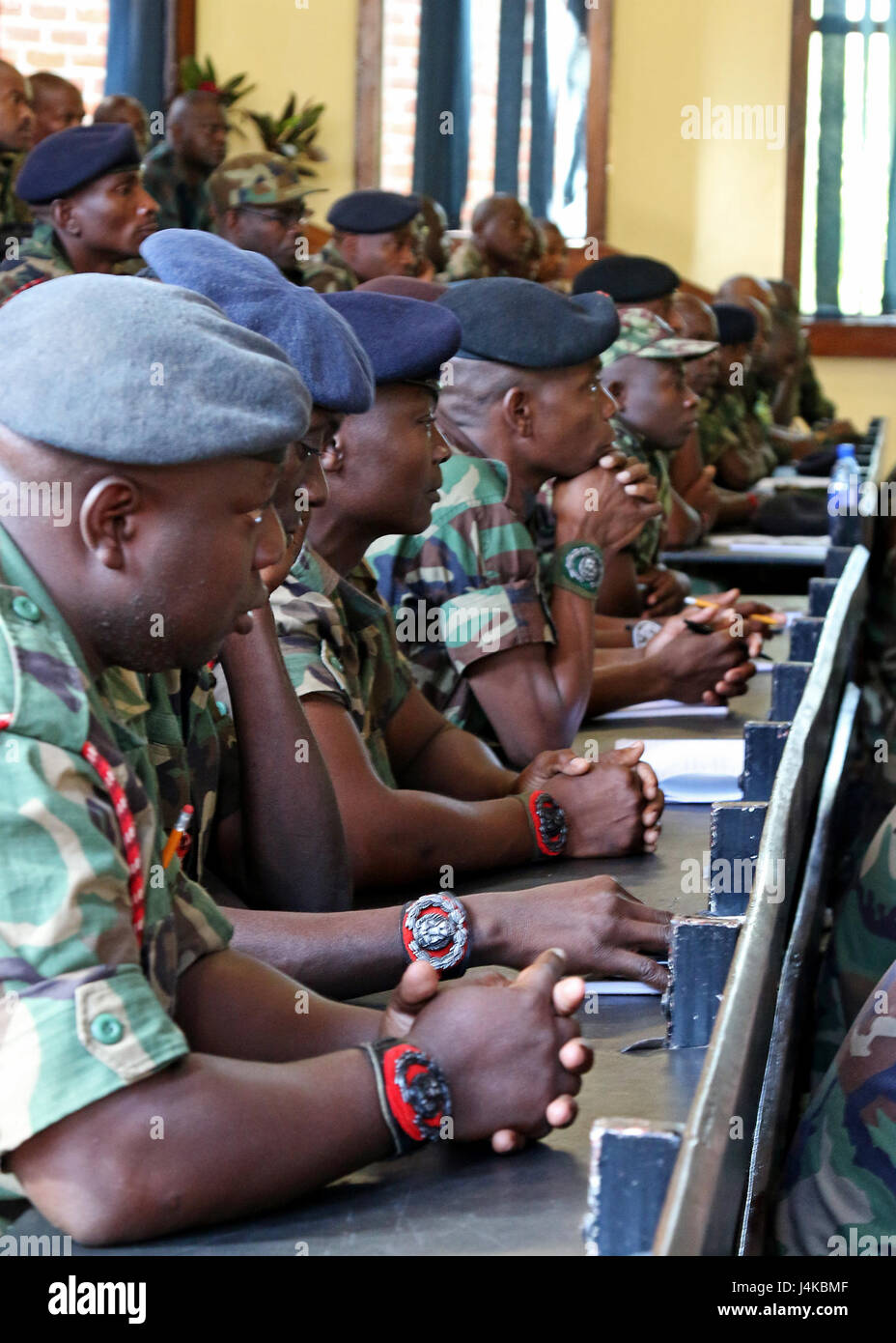 Malawi Defence Force Soldaten eingeschrieben in der Malawi Streitkräfte Sergeants großen Hochschulkurs verbundenen Senior während eingezogen wurde militärische Führer aus neun Ländern auf dem afrikanischen Kontinent und amerikanischen Pendants das erste afrikanische Land Forces Gipfel Senior eingetragen Programm, Salima, Malawi, 9. Mai 2017. ALFS wird einem jährlichen einwöchigen Seminar Zusammenführung Land zwingen Häuptlinge aus ganz Afrika für ehrliche Dialog zu diskutieren und kooperative Lösungen für regionale und überregionale Herausforderungen und Bedrohungen zu entwickeln. (Foto: US-Armee Sgt. Paige Behringer) Stockfoto