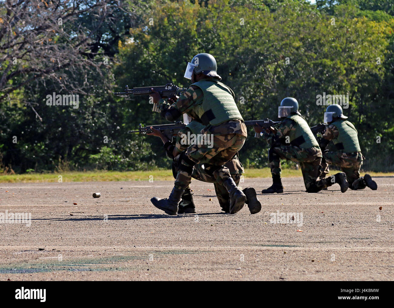 Soldaten der malawischen Verteidigungsstreitkräfte demonstrieren während einer simulierten zivilen Störung beim Africa Land Forces Summit 2017 Techniken zur Kontrolle der Menschenmenge, um die regionale Zusammenarbeit und die militärische Interoperabilität zu entwickeln. Stockfoto