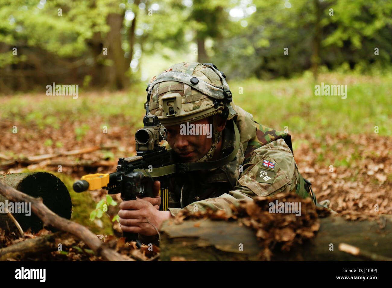 Ein britischer Soldat der Queen Royal Hussars sorgt für Sicherheit während der Durchführung von defensiven Operationen während Saber Junction 17 im Hohenfels Trainingsbereich, Deutschland, 9. Mai 2017. Säbel Junction 17 ist der US-Army Europe 2d Kavallerie-Regiment Kampftraining Zentrum Zertifizierung Übung, statt an den Joint Multinational Readiness Center in Hohenfels, Deutschland, April 25-Mai 19, 2017. Die Übung soll die Bereitschaft des Regiments, einheitliches Land tätig, mit Schwerpunkt auf den Übergang von der Garnison zur Bekämpfung von Operationen und Ausübung o Proben Stockfoto