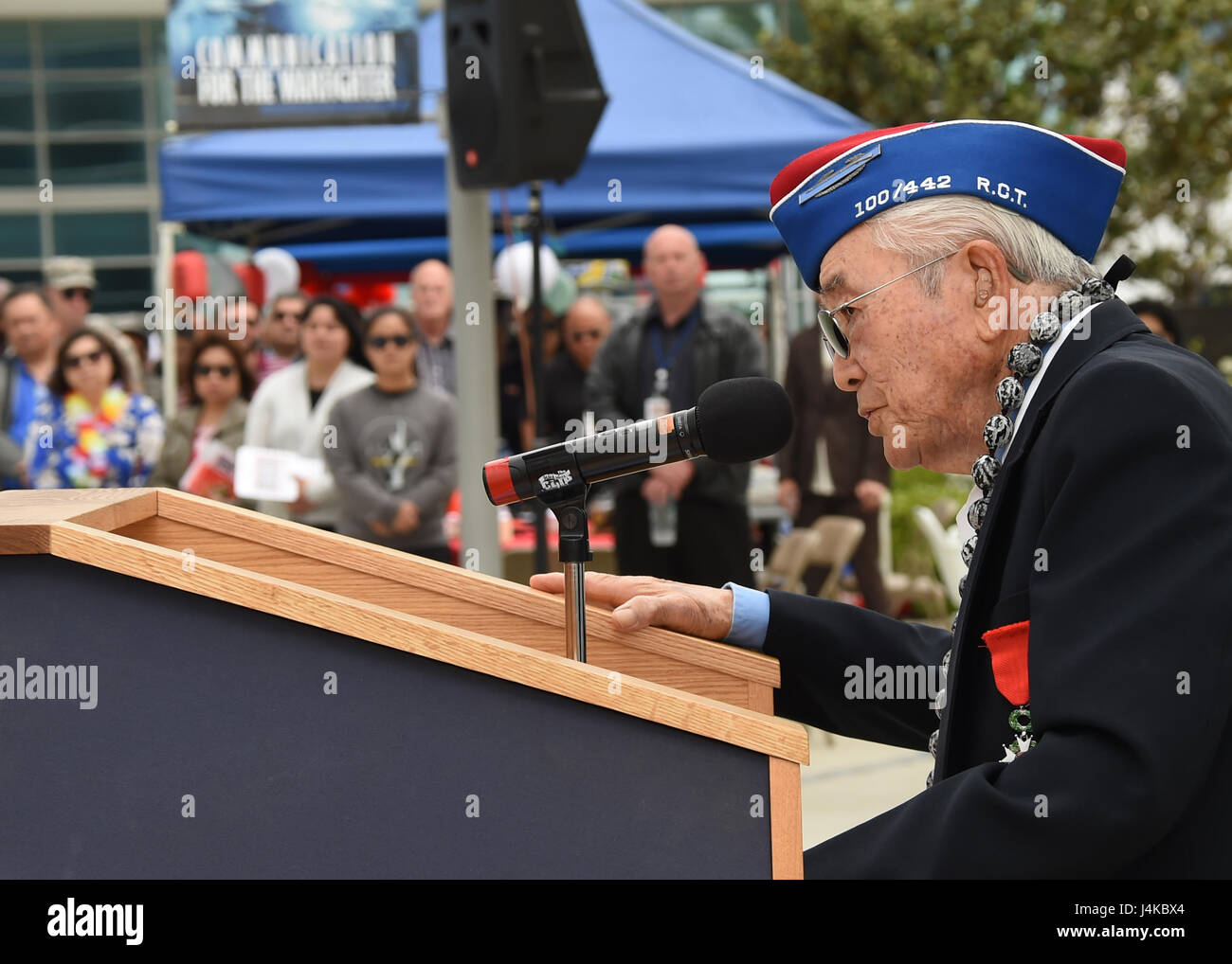 Ein Veteran aus dem Zweiten Weltkrieg spricht über Erfahrungen in einem japanischen Internierungslager, bevor er dem 442. Regimentskampfteam, einer rein japanisch-amerikanischen Einheit, bei einer Veranstaltung im asiatisch-amerikanischen und pazifischen Islander Heritage Month auf der Los Angeles Air Force Base beitrat und die Bedeutung von Vielfalt und Einbeziehung in militärische Operationen unterstreicht. Stockfoto