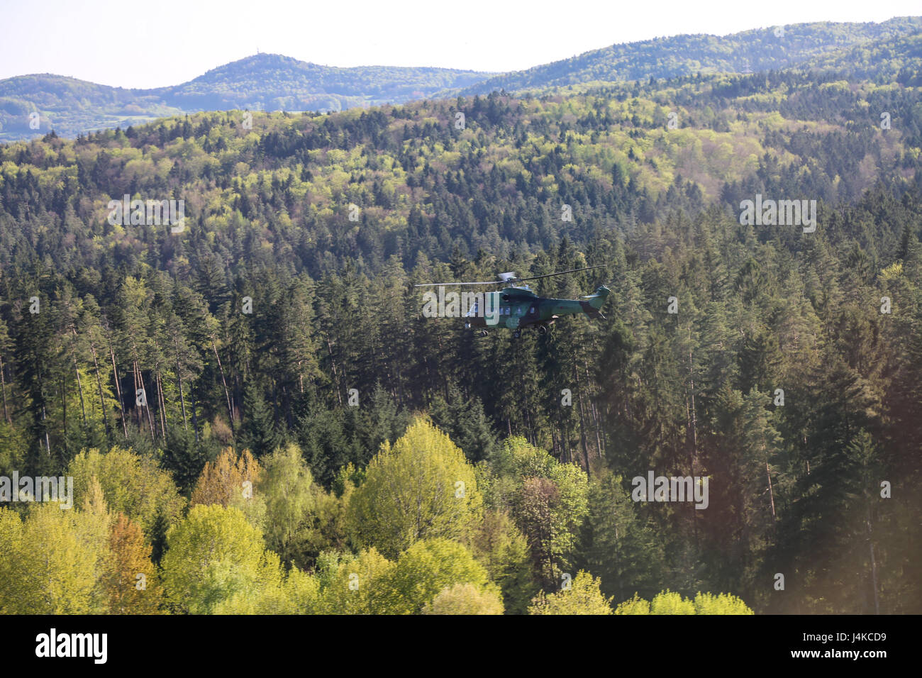 Albanische Luftwaffe Piloten ein AS 532 AL Cougar Hubschrauber während der Durchführung Luft Angriff Szenarien während Saber Junction 17 im Hohenfels Trainingsbereich, Deutschland, 10. Mai 2017. Säbel Junction 17 ist der US-Army Europe 2d Kavallerie-Regiment Kampftraining Zentrum Zertifizierung Übung, statt an den Joint Multinational Readiness Center in Hohenfels, Deutschland, April 25-Mai 19, 2017. Die Übung soll die Bereitschaft des Regiments, einheitliches Land tätig, mit Schwerpunkt auf probt den Übergang von der Garnison gegen Operationen, und Ausübung op Stockfoto