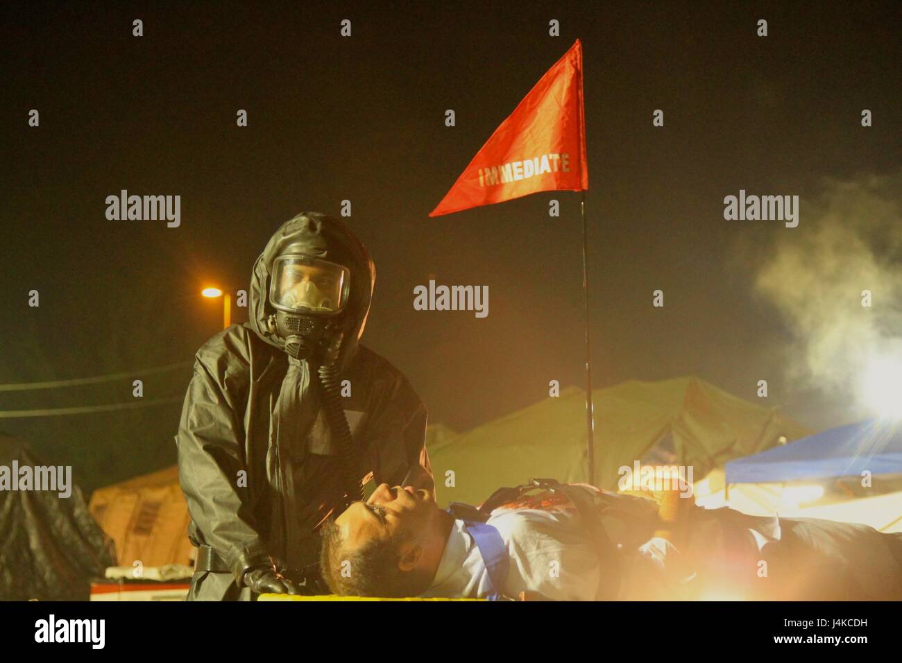 Ein CBRN-Spezialist der 414th Chemical Company führt im Muscatatuck Urban Training Center während der Guardian Response 17 eine Massendekontamination durch, bei der die DSCA-Fähigkeiten der Armeeeinheiten getestet werden. Stockfoto