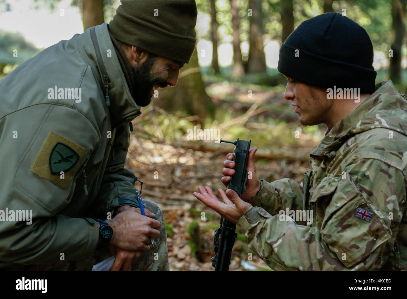 Italienischer Soldat des Savoia Cavalleria 3rd Squadron, linken und britische Soldaten der Queens Royal Hussars, Recht, Waffe Wartung während der Durchführung Einsatzvorbereitung während Saber Junction 17 im Hohenfels Trainingsbereich, Deutschland, 10. Mai 2017. Säbel Junction 17 ist der US-Army Europe 2d Kavallerie-Regiment Kampftraining Zentrum Zertifizierung Übung, statt an den Joint Multinational Readiness Center in Hohenfels, Deutschland, April 25-Mai 19, 2017. Die Übung soll die Bereitschaft des Regiments, einheitliches Land tätig, mit Schwerpunkt auf Rück Stockfoto