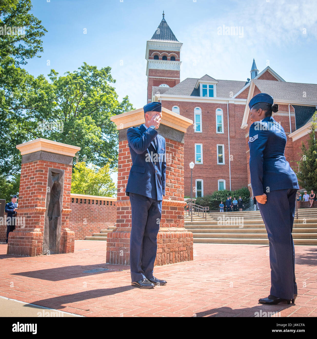 Neu im Auftrag der US Air Force 2nd Lt. Sean Mac Lain (links) erhält seine erste begrüssen während einer Zeremonie Silberdollar nach der Clemson University Reserve Officer Training Corps Inbetriebnahme Zeremonie, 10. Mai 2017. Mac gelegen war Mitglied des 2016 Clemson Fußball National Championship Teams und die Clemson Pershing Gewehre 2016 Landesmeister Bohrer und Zeremonie Kader. (US Army Reserve Foto von Staff Sgt Ken Scar) Stockfoto