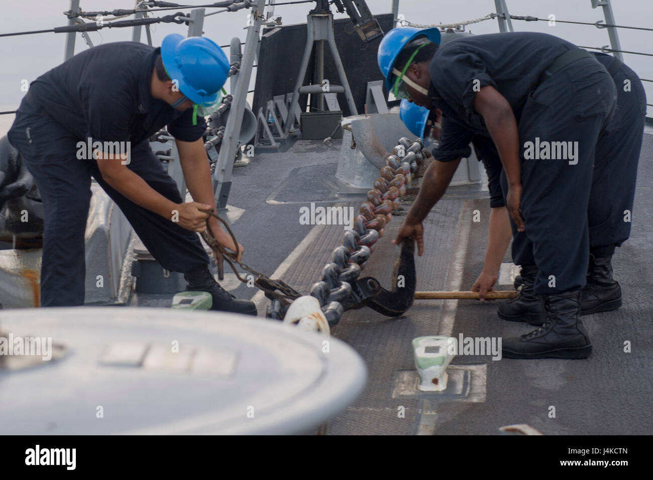 170510-N-ZW825-021 SONGKHLA, Thailand (10. Mai 2017) Matrosen an Bord Arleigh Burke-Klasse geführte Flugkörper Zerstörer USS Sterett (DDG-104) Verhalten Meer und Anker-Operationen wie das Schiff vor der Küste Thailands zur Unterstützung der multilateralen verankern bereitet ausüben Karat. Karat ist eine Reihe von jährlichen maritimen Übungen zur Stärkung Partnerschaften und zunehmende Interoperabilität durch bilaterale und multilaterale Zusammenarbeit an Land und auf See. (Foto: U.S. Navy Mass Communication Specialist 1. Klasse Byron C. Linder/freigegeben) Stockfoto