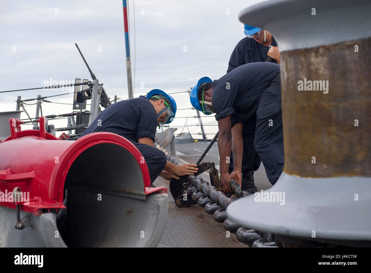 170510-N-ZW825-252 SONGKHLA, Thailand (10. Mai 2017) Matrosen an Bord Arleigh Burke-Klasse geführte Flugkörper Zerstörer USS Sterett (DDG-104) Verhalten Meer und Anker-Operationen wie das Schiff Anker vor der Küste Thailands zur Unterstützung der multilateralen Übung Karat. Karat ist eine Reihe von jährlichen maritimen Übungen zur Stärkung Partnerschaften und zunehmende Interoperabilität durch bilaterale und multilaterale Zusammenarbeit an Land und auf See. (Foto: U.S. Navy Mass Communication Specialist 1. Klasse Byron C. Linder/freigegeben) Stockfoto