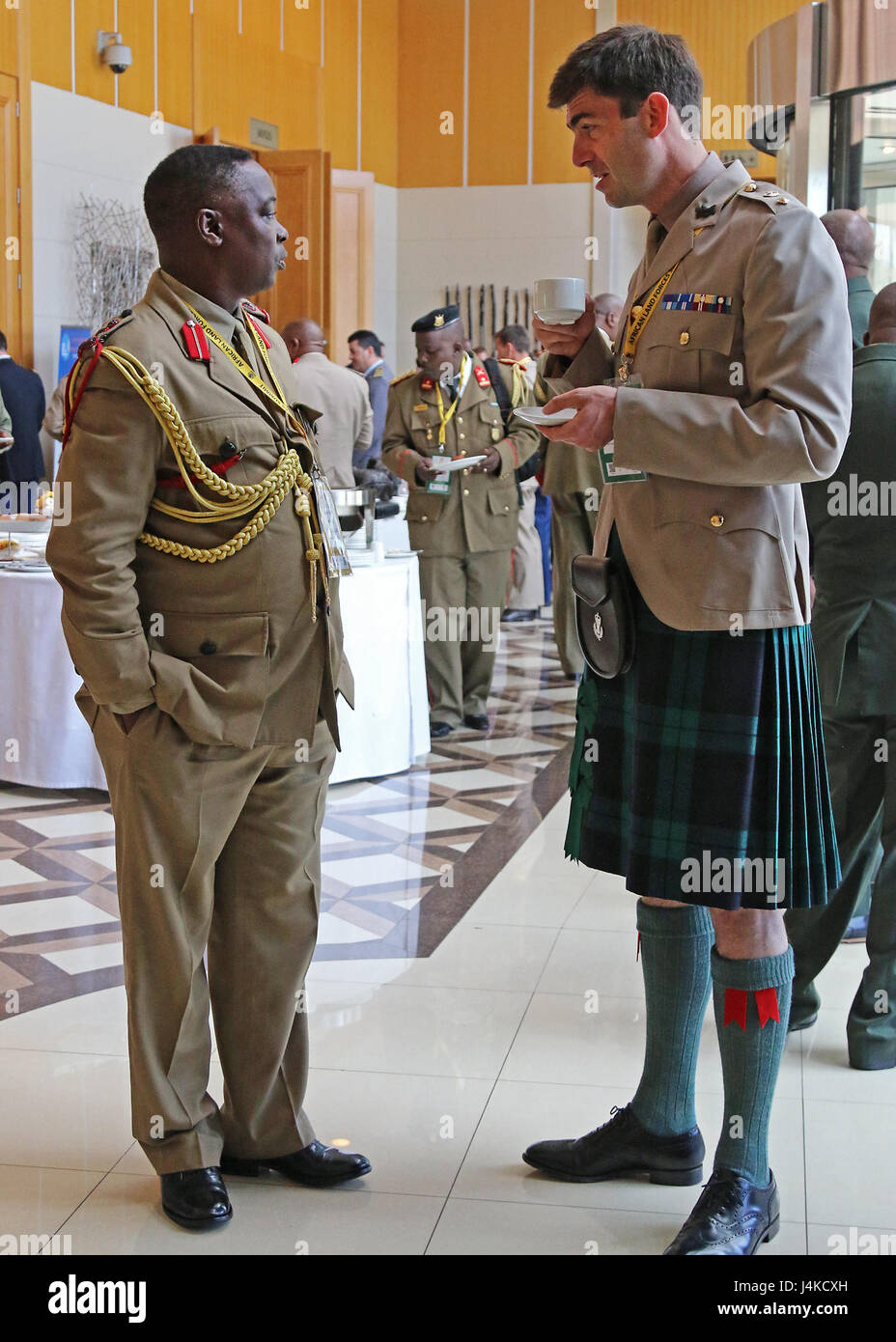 Sozialisieren Sie Major General Swithun Mchungula, Kommandant der Malawi Armed Forces College und Lt. Col Nick Wight-Boykott, Kommandierender Offizier der 1. Scots spezielle Infanterie, während afrikanische Land Forces Gipfel in Lilongwe, Malawi, 11. Mai 2017. ALFS wird einem jährlichen einwöchigen Seminar Zusammenführung Land zwingen Häuptlinge aus ganz Afrika für ehrliche Dialog zu diskutieren und kooperative Lösungen für regionale und überregionale Herausforderungen und Bedrohungen zu entwickeln. (Foto: US-Armee Sgt. Paige Behringer) Stockfoto