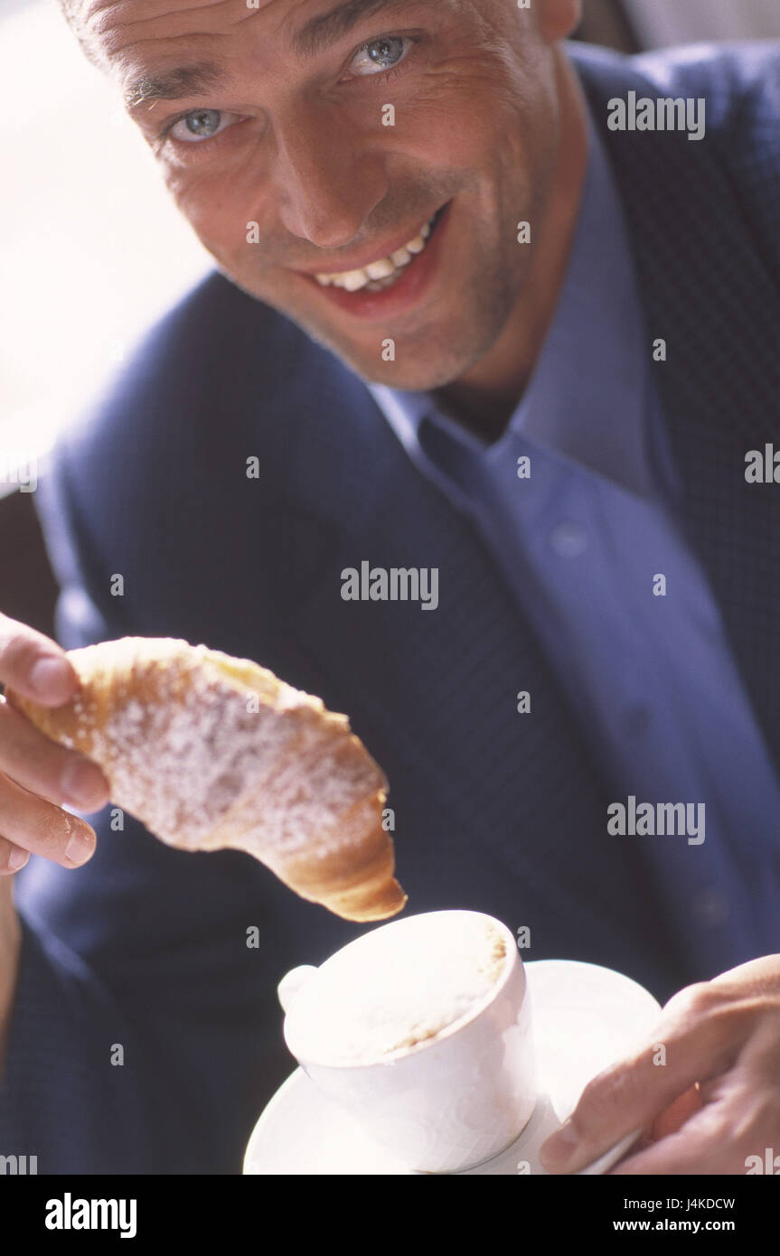 Mann, in eine gute Stimmung, Croissant, Cappuccino, Porträt im Inneren, Single, 40 Jahre, Croissants, Kuchen, Lebensmittel, Kaffee, Getränke, Ausdruck, Zufriedenheit, Ruhe, Gleichgewicht, fröhlich, Freude am Leben Stockfoto