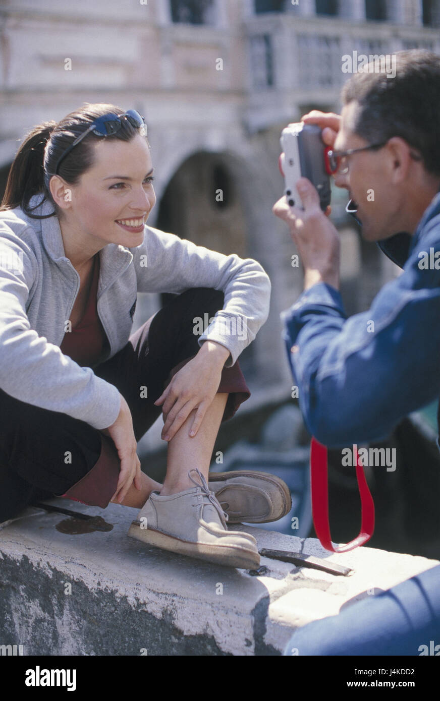 Urlaub, Mann, Frau, nehmen Sie ein Foto der Stadt, Sommer, Freizeit, paar, Partnerschaft, Respekt, tuning, harmonisch, glücklich, in eine gute Laune, Pose, Lebensfreude, Erinnerungsfoto, Kamera, Urlaub Snap, Urlaub Erinnerung, Städtereisen Stockfoto