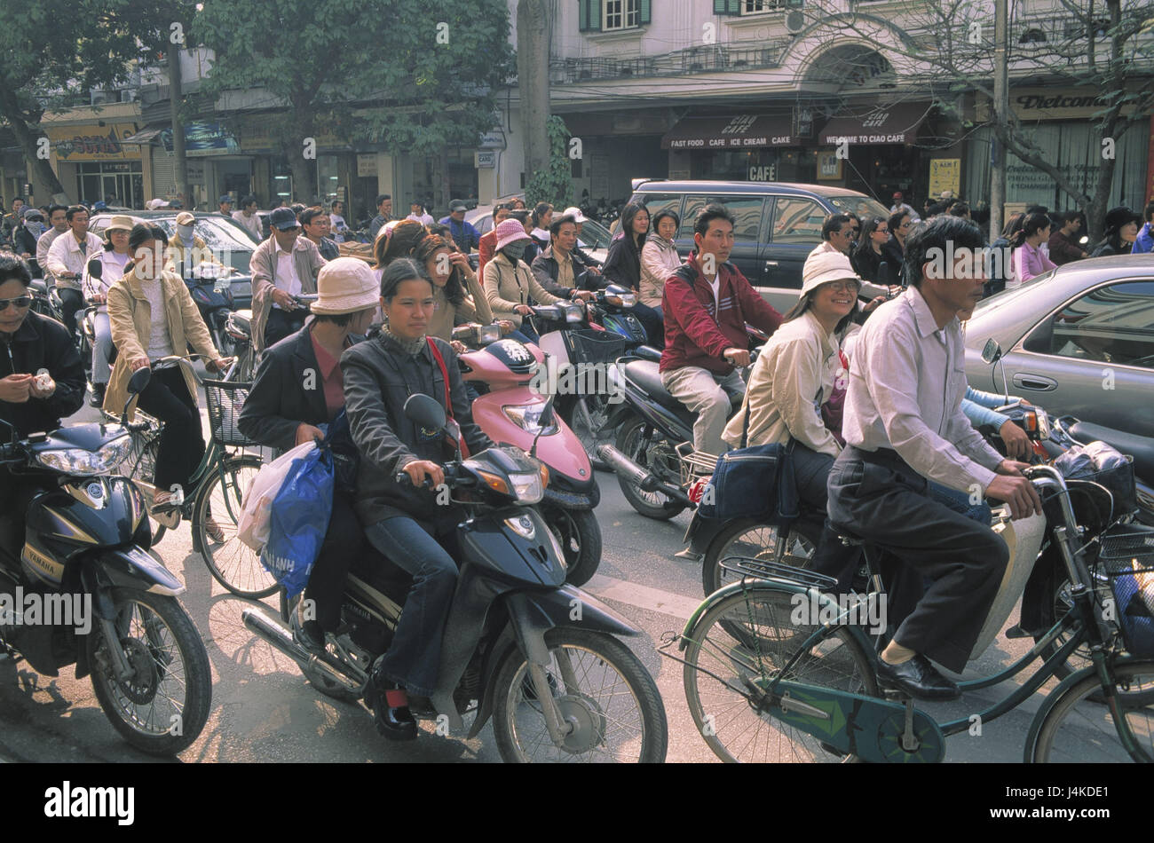 Vietnam, Hanoi, Straßenszene, moped Fahrer, Radfahrer kein Model release, Süd-Ost-Asien, Stadt, Straße, Verkehr, Motorräder, Motorräder, Verkehrsteilnehmer, Stau, Stadtverkehr Stockfoto