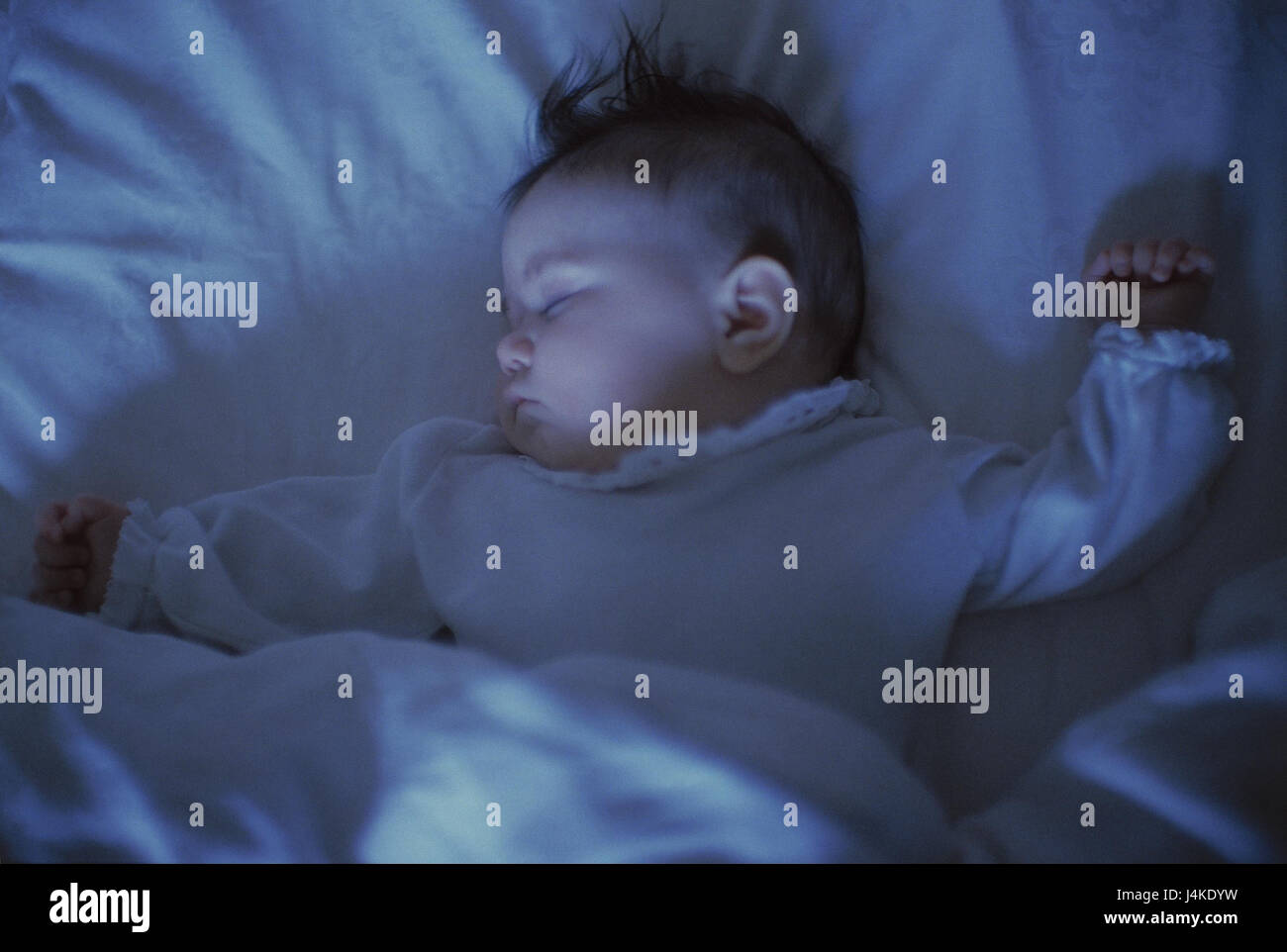 Kinderbett, Baby, Schlaf Bett, Baby, Mädchen, 6 Monate, Rest, Rest,  Kindheit, Schlaf, müde, Müdigkeit, bekommen einer guten Nacht Schlaf, Ruhe,  friedlich, innen Stockfotografie - Alamy
