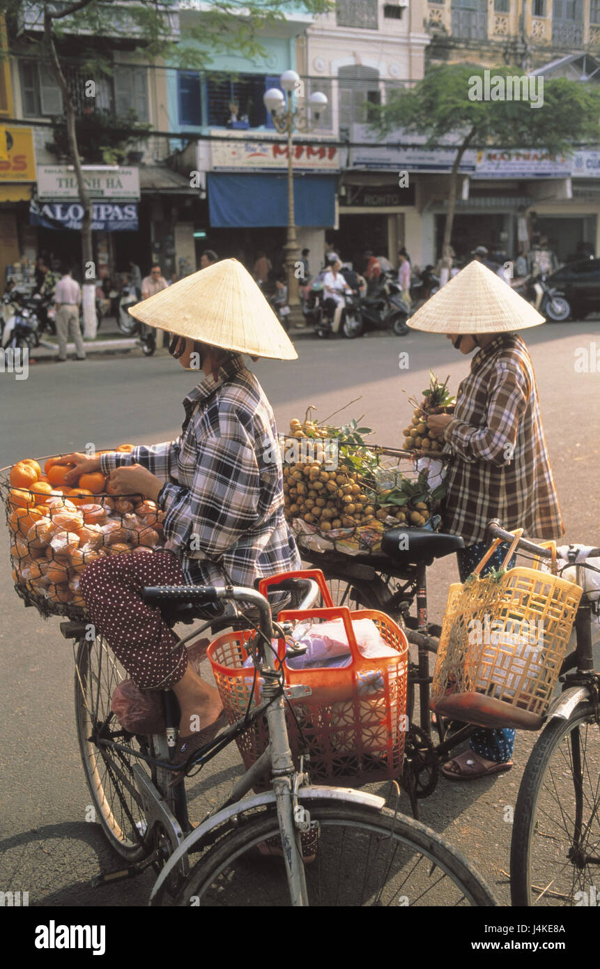 Vietnam, Ho Chi Minh City, Straßenhändler, Vertrieb, Früchte keine Model-Release, Süd-Ost-Asien, Saigon, Straße, einheimischen, Frauen, Fahrräder, verkaufen, Nahrung, Lebensmittel, Obst, Wirtschaft, Handel, draußen Stockfoto