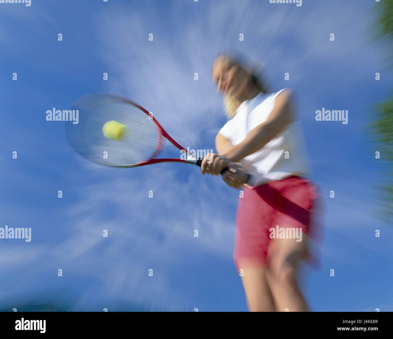 Tennisspieler, gezoomt, Unschärfe, Frau, Sport, Aktivität, Hobby, Freizeit, Tennis, Tennis, Vorhand, Schläger, Ball, Tennisschläger, Tennisball, Schlag, Rückkehr, Zoom-Effekt, Sommer, draußen Stockfoto