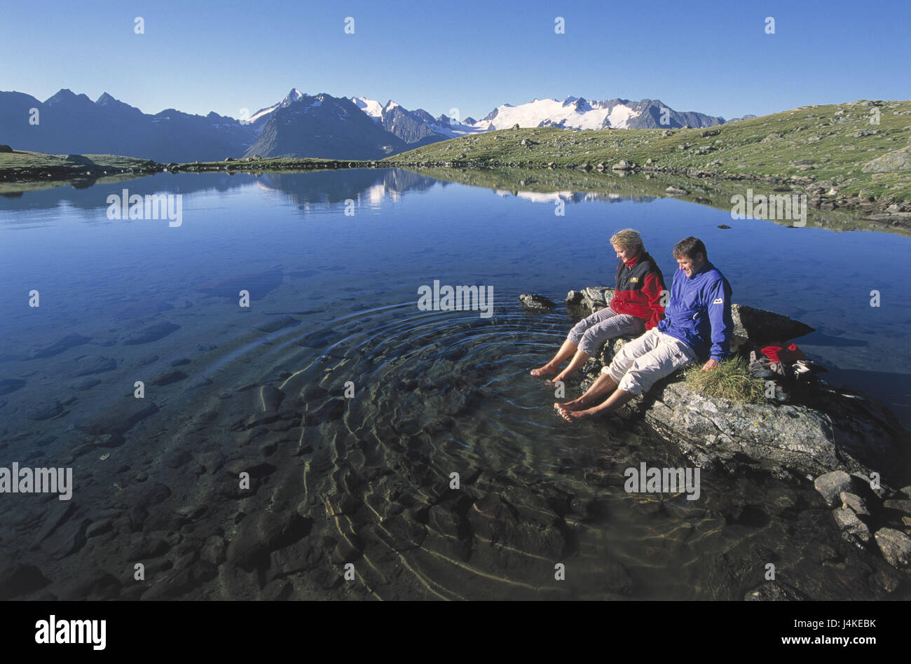 Österreich, Tirol, Ötztaler Alpen, Gurgler Tiefland Ebene voll von Seen, Soomsee, Ufer, Wanderer, rest Europa, Alpen, Berge, Berge, See, Bergsee, 2600 m, paar, Wandern, Bergsteigen, Bergsteiger, zwei, Pause, Reisen, Urlaub, Ruhe, Entspannung, Füße, barfuß, Wasser, Kühlung, Erfrischung, Urlaub, Freizeit, Aktivität, Natur, Sauberkeit, frische, Breite, Einsamkeit Stockfoto
