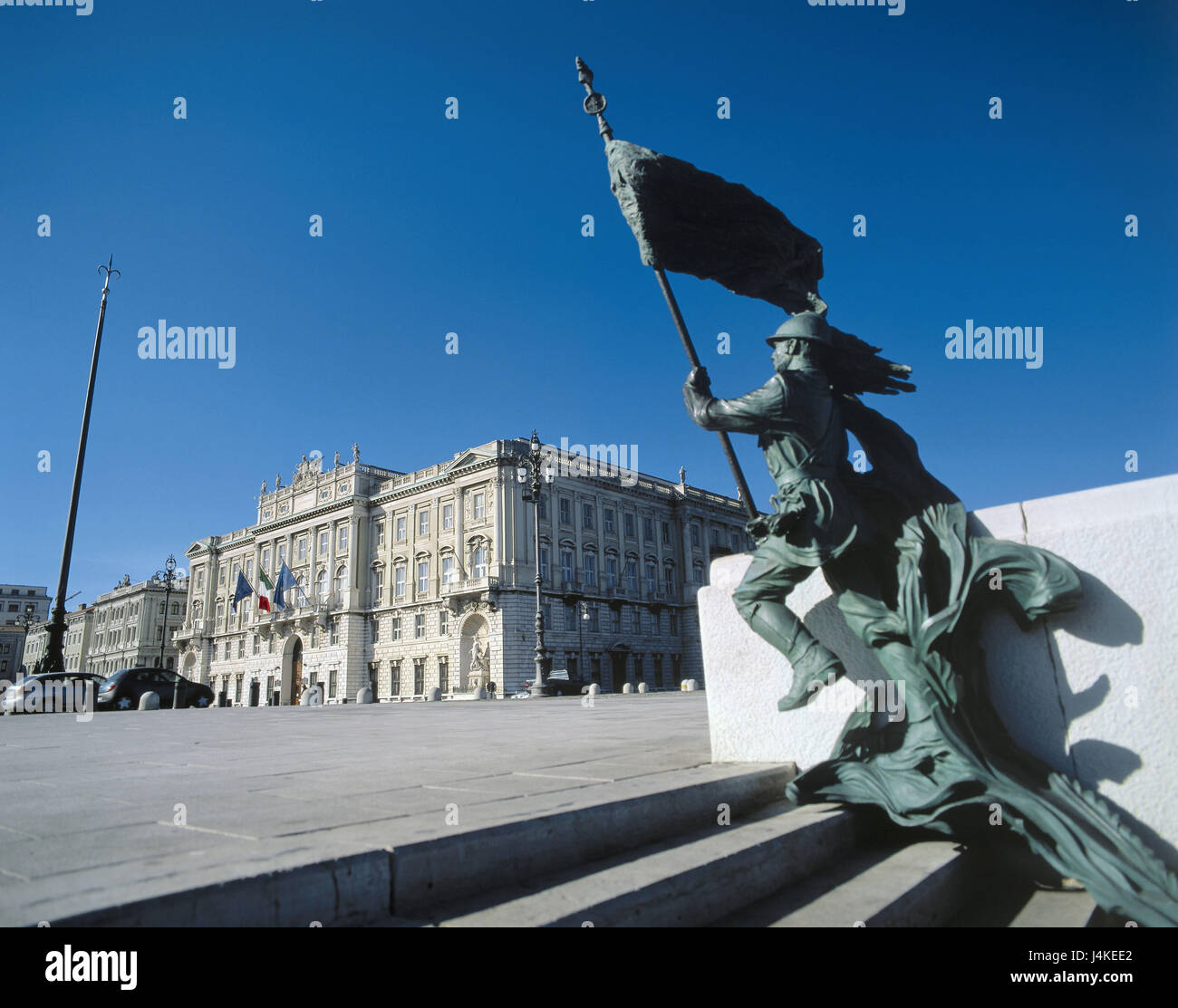 Italien, Venetien, Triest, Piazza Unita Tu Italia, Rathaus, Statue Europa, Nord-Italien, Region Friaul Julischen Venetien, Stadt, großes Quadrat, Gebäude, Häuser, Sehenswürdigkeiten, Standbild, Treppen Stockfoto