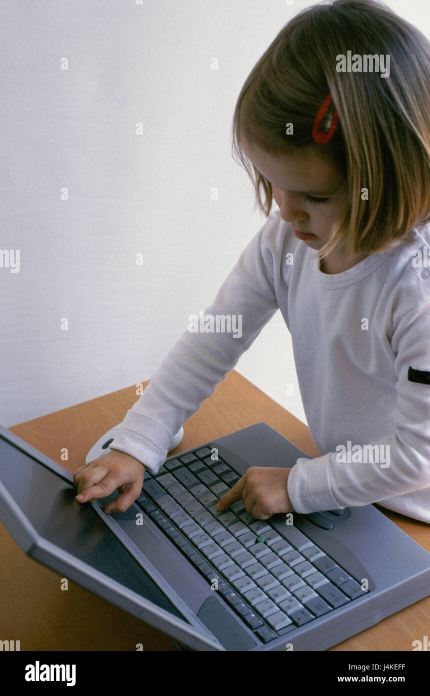 Mädchen, Laptop, Dateneingabe, auf der Seite Kind, Säugling, 3 - 4 Jahre, Kindheit, Computer, Notebook-Computer, Tastatur, Tasten, Daten eingeben, lernen, leicht, einfach, einfach einfach, Datenverarbeitung, Beruf, Zukunft, jungen Generation, Bildung, Spiel, spielen, Interesse, Einsatz Stockfoto
