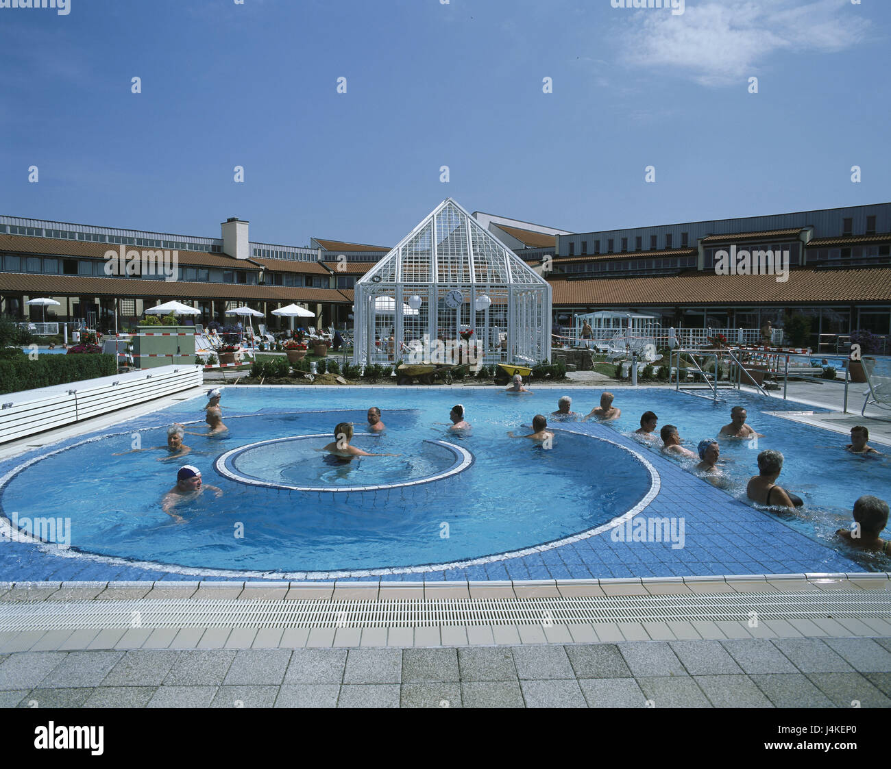 Deutschland, Neustadt an der Donau, Bad Gögging, Limes-Therme, Freibad, Badende, kein Model-Release! Europa, Bayern, Bezirk Zuhause Kel, Teil der Stadt, Sanierungsmaßnahmen Ort, Kurort, Platz für Gebäude, Health Resort Website, Health Resort Setup, Wohlfühl, Thermalbad, Therme, Schwimmbad, Schwimmbad, Gesundheit, Heilung, Gesundheit Resort Anwendung Stockfoto