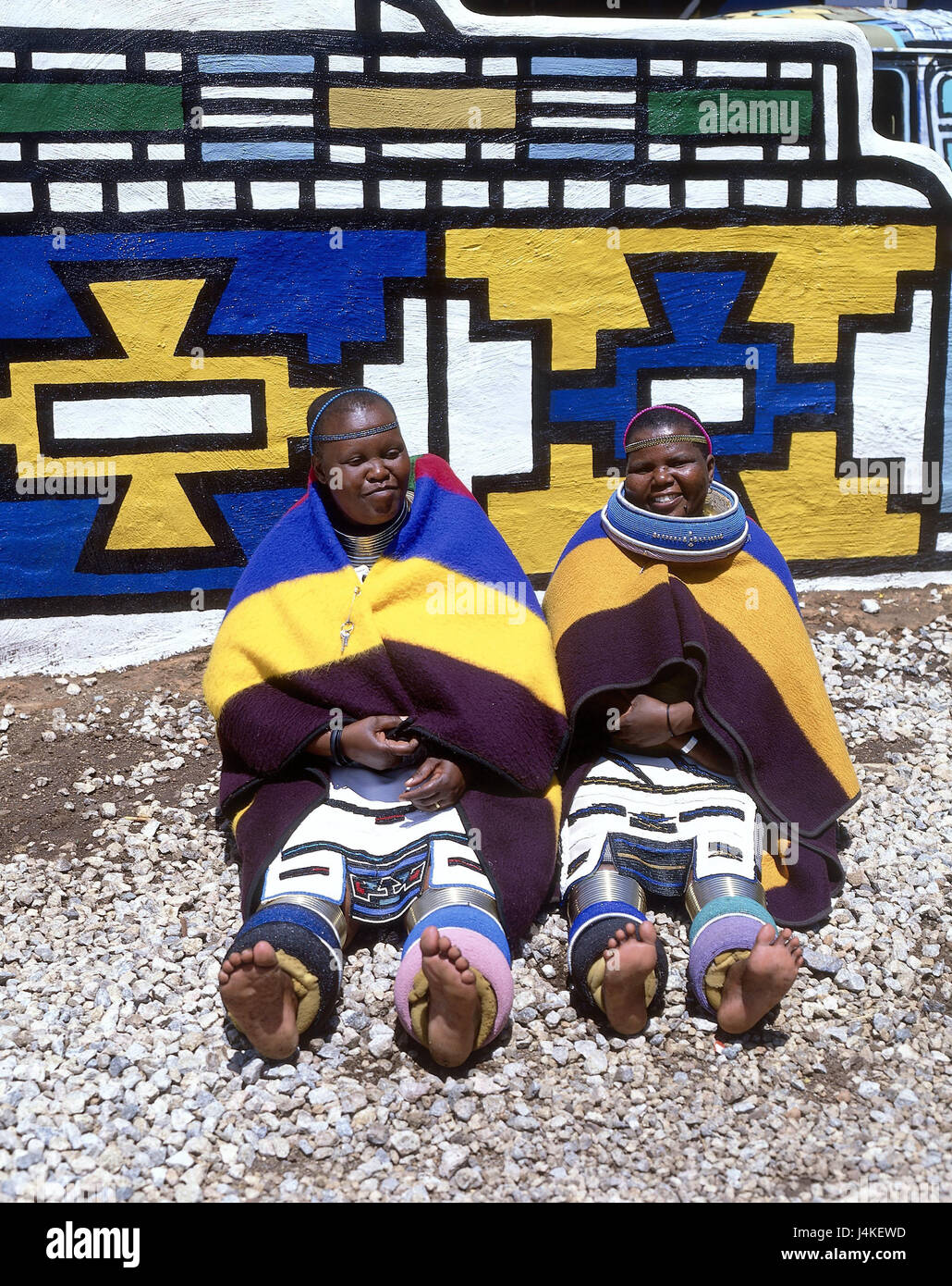 Südafrika, Lesedi, Wehrmauer, Lacke, Ndebele Frauen, Folklore Kleidung keine Modellfreigabe Afrika, Johannesburg, in der Nähe Transvaal-Ndebele, Bantu-Volk, Ndebele-Stamm, Frauen, einheimische, Afrikaner, Kleidung, Schmuck, traditionell, sitzen, Folklore, Kultur, Kunst, Malerei, Malerei, bunt, Art, touristische Attraktion Stockfoto