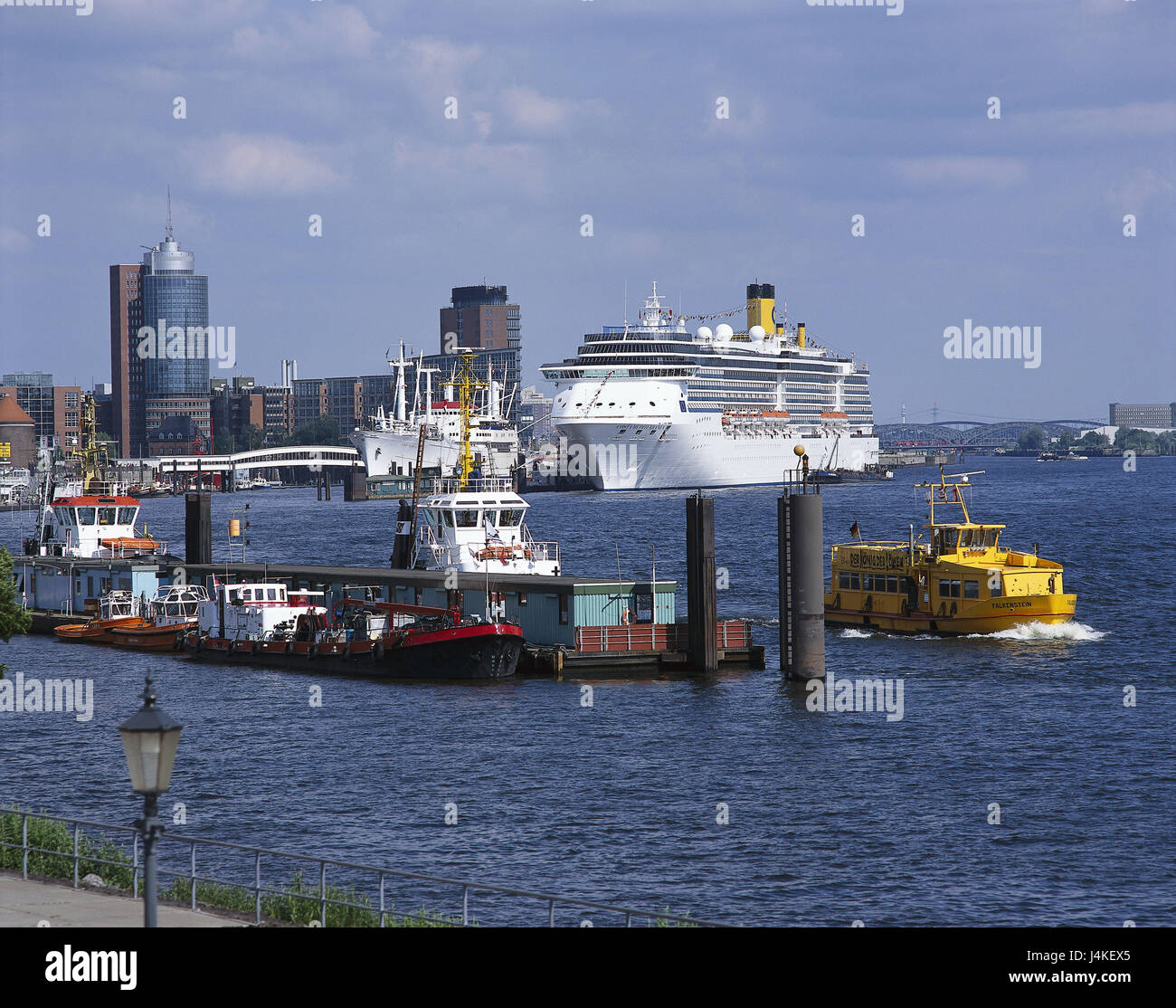 Deutschland Hamburg Hafen Schiffe Hintergrund Ubersee Brucke Europas Stadt Hansestadt Stadt Fluss Elbe Brucke Gebaude Hauser Frachter Frachtschiffe Kreuzer Kreuzfahrt Schiffe Costa Mediterranea Navigation Stockfotografie Alamy