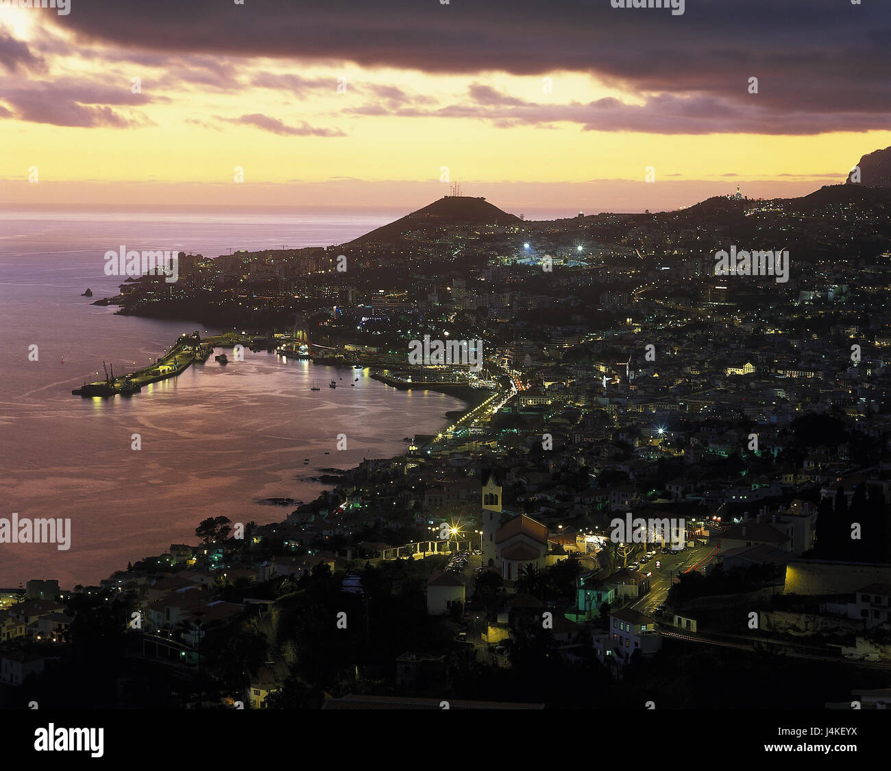 Portugal Insel Madeira, Funchal, Blick auf die Stadt, Hafen, Abend Stimmung Europa, Atlantic, Atlantik, Stadt, Kirche, Häuser, Wohnhäuser, Hafenbecken, Schiffe, Urlaubsziel, Destination, abends Himmel, Nachleuchten, Romantik Stockfoto