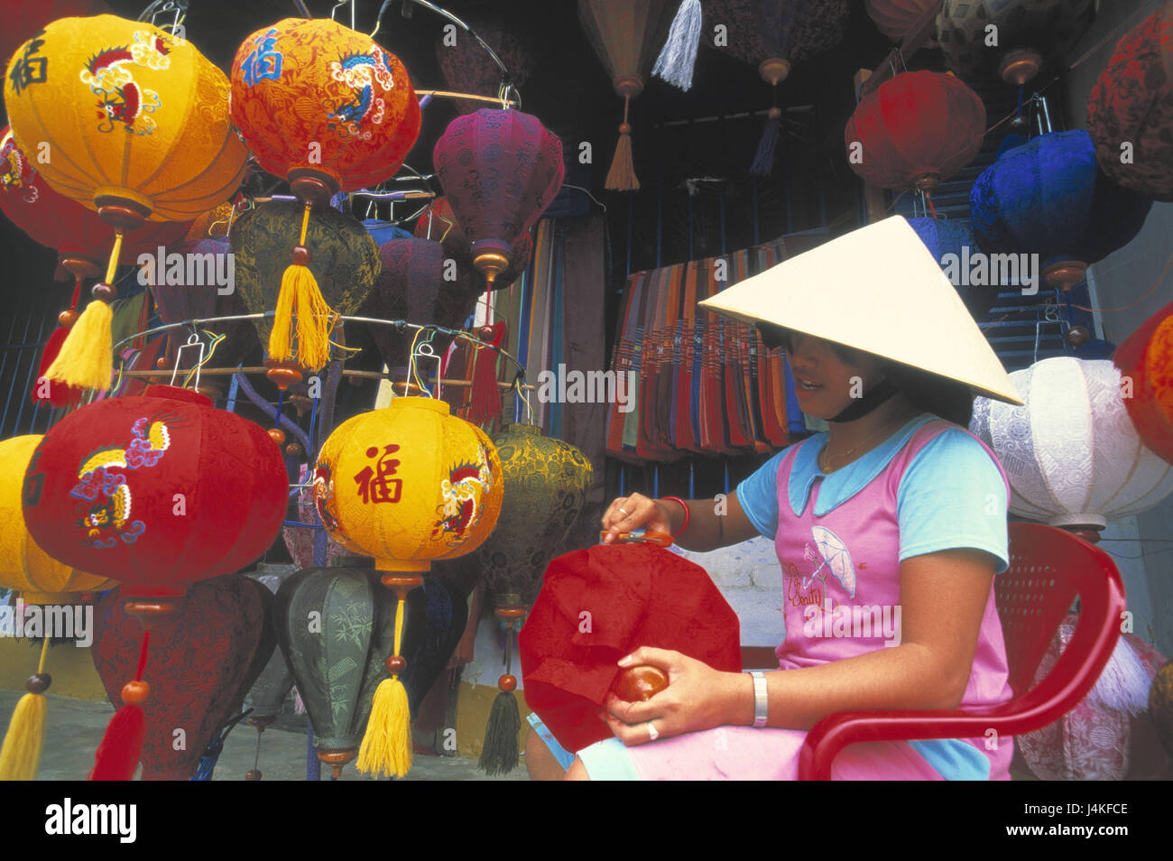 Vietnam, Hoi an In, Frau, jung, Produktion, Lampions Süd-Ost-Asien, Frau, 25 Jahre, einheimischen, vietnamesische, Pflege, Stroh Hut, Handwerk, Kunsthandwerk, Handarbeit, Lampenschirme, Lampenschirme Papier, Wirtschaft, Handel, 20-30 Jahre Stockfoto