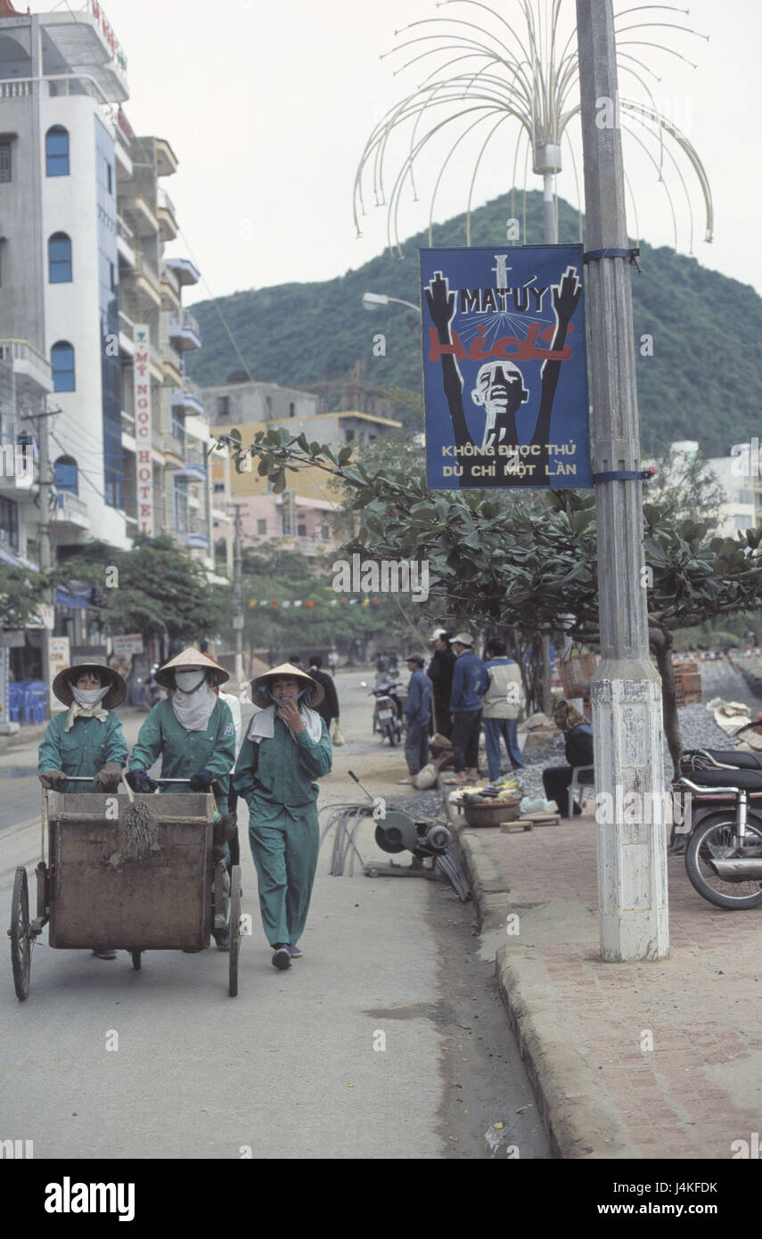 Vietnam, Hoa Lu, Straßenszene, Streetworker, Maske Süd-Ost-Asien, Halong-Bucht, in der Nähe Hai Phong, Stadt, Straße, Vietnamesisch, Frauen, Arbeiter, Kopfbedeckungen, Kleidung, Handwagen, Stadt Reinigung, Plakat, "Anti-AIDS-Kampagne" arbeiten Stockfoto