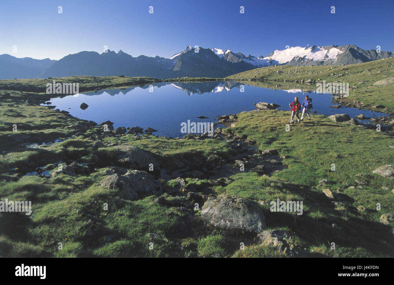 Österreich, Tirol, Ötztaler Alpen, Gurgler Tiefebene voller Seen, Soomsee, Reisen durch Europa, Alpen, Berge, Berge, Berglandschaft, Gewässer, See, Bergsee, 2600 m, paar, Wandern, Bergsteigen, Bergsteiger, Urlaub, Freizeit, Aktivität, Natur, Breite, Einsamkeit, Wasser, klar, rein, Berggipfel, Spiegelung, Wasser spiegeln, Sommer Stockfoto