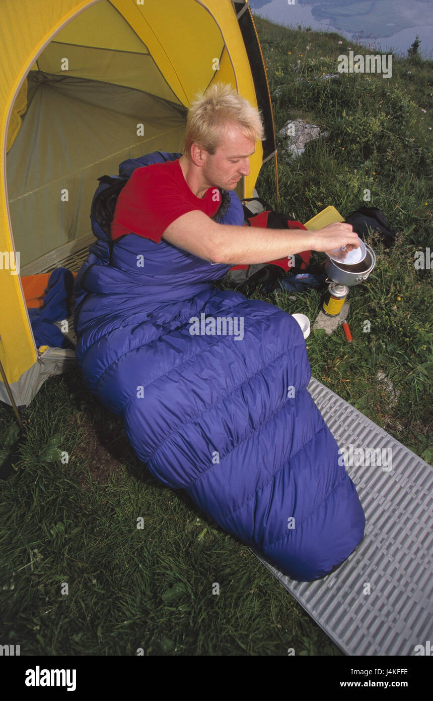 Berge, Mann, Zelt, Schlafsack, Gas Bereich Alpen, Berg, Bergsteiger, Abenteuer, camping, Camp, Camp, Campieren, Alm, Kochen, Speisen, Kochen, Individualist, Einsamkeit, Natur, Stille, Ruhe, Freiheit, Outdoor, trekking Stockfoto