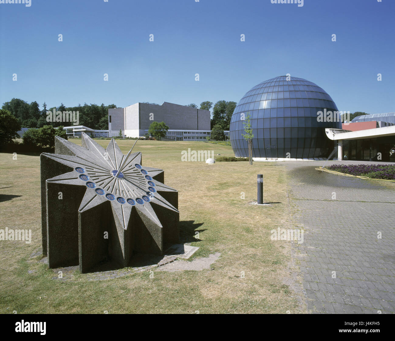 Deutschland, Niedersachsen, Wolfsburg, Sonnenuhr, Planetarium Europas, Planetariumskuppel, Architektur, Struktur, Ort von Interesse, Kuppel, Weg, Uhr, Urlaub route die Alp Ostsee Stockfoto