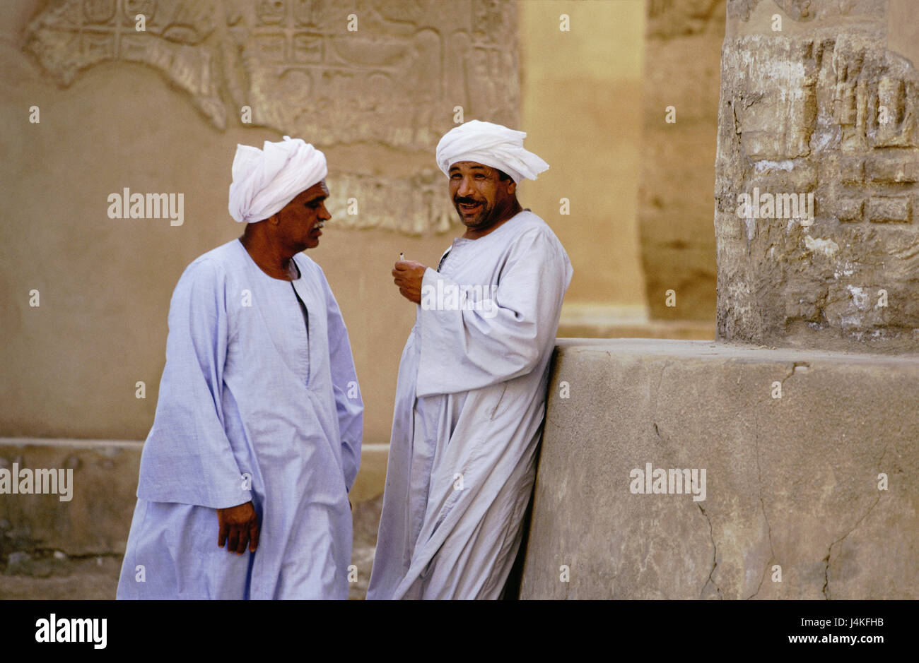 Agypten Luxor Karnak Tempel Saulen Manner Unterhaltung Kein Model Release Nord Ost Afrika Oberagypten Stadt Karnak Tempel Tempel Wachter Bewacht Fremdenfuhrer Agypter Unterhaltung Kleidung In Der Regel Agyptisch Kaftan Turban