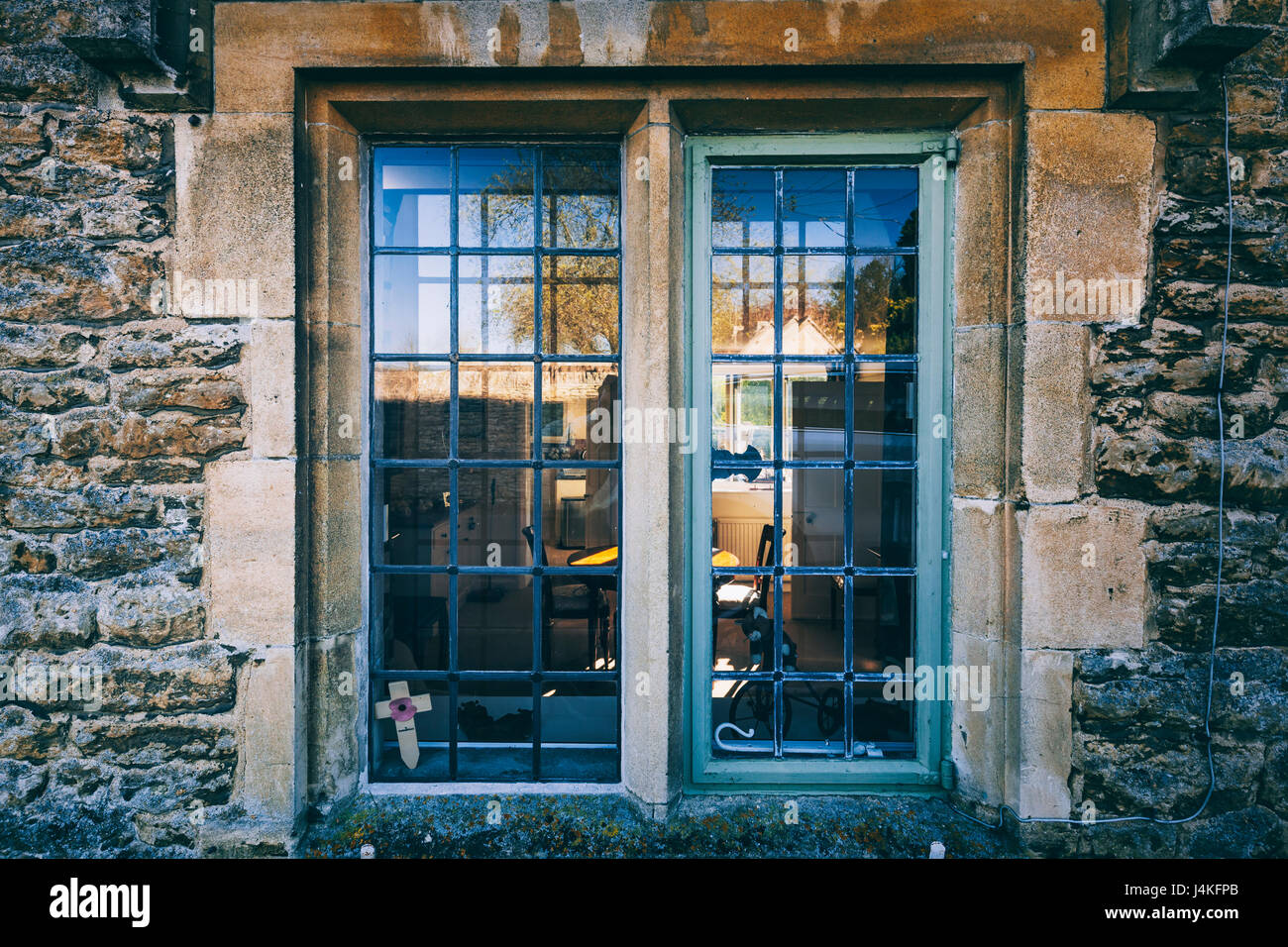 Viktorianische Interieur sehen durch Holzfenster Stockfoto