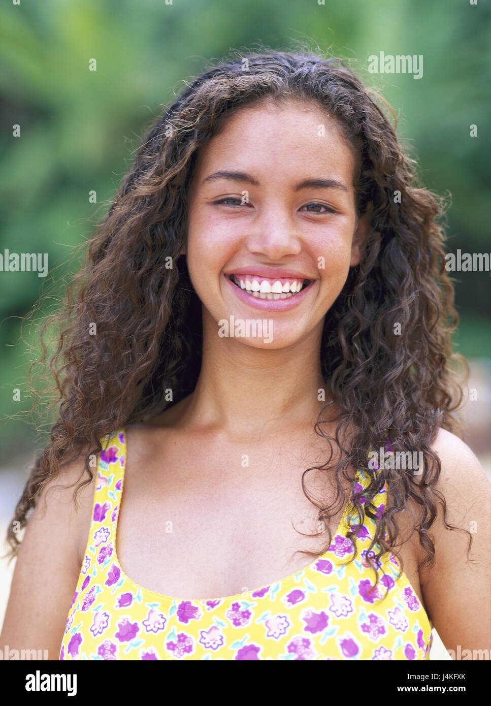 Jugendliche, Mädchen, fröhlich, Porträt Frauen Porträt, Rückfahrkamera, Heiterkeit, Fröhlichkeit, lachen, Natürlichkeit, Offenheit, brasilianische, nicht-weißen, bunt, Mulattin, außen Stockfoto