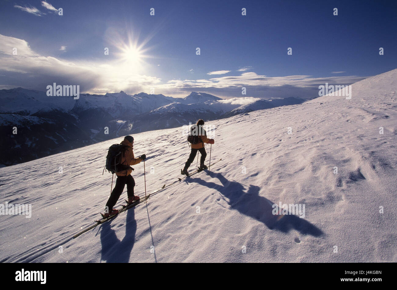 Österreich, Tirol, die Stubaier Alpen, Eggerjoch, ski Tour schmale Ehen, Gegenlicht Europa Zentrale Alpen, Alpen, Berge, Berge, Skifahrer, zwei, Ski Alpin, gehen, bergauf, Kraft, Dehnung, Skifahren, alpinen Sport, Aktivität, Urlaub, Freizeit, Winter, Saison, Sonne, Ruhe, Stille Stockfoto