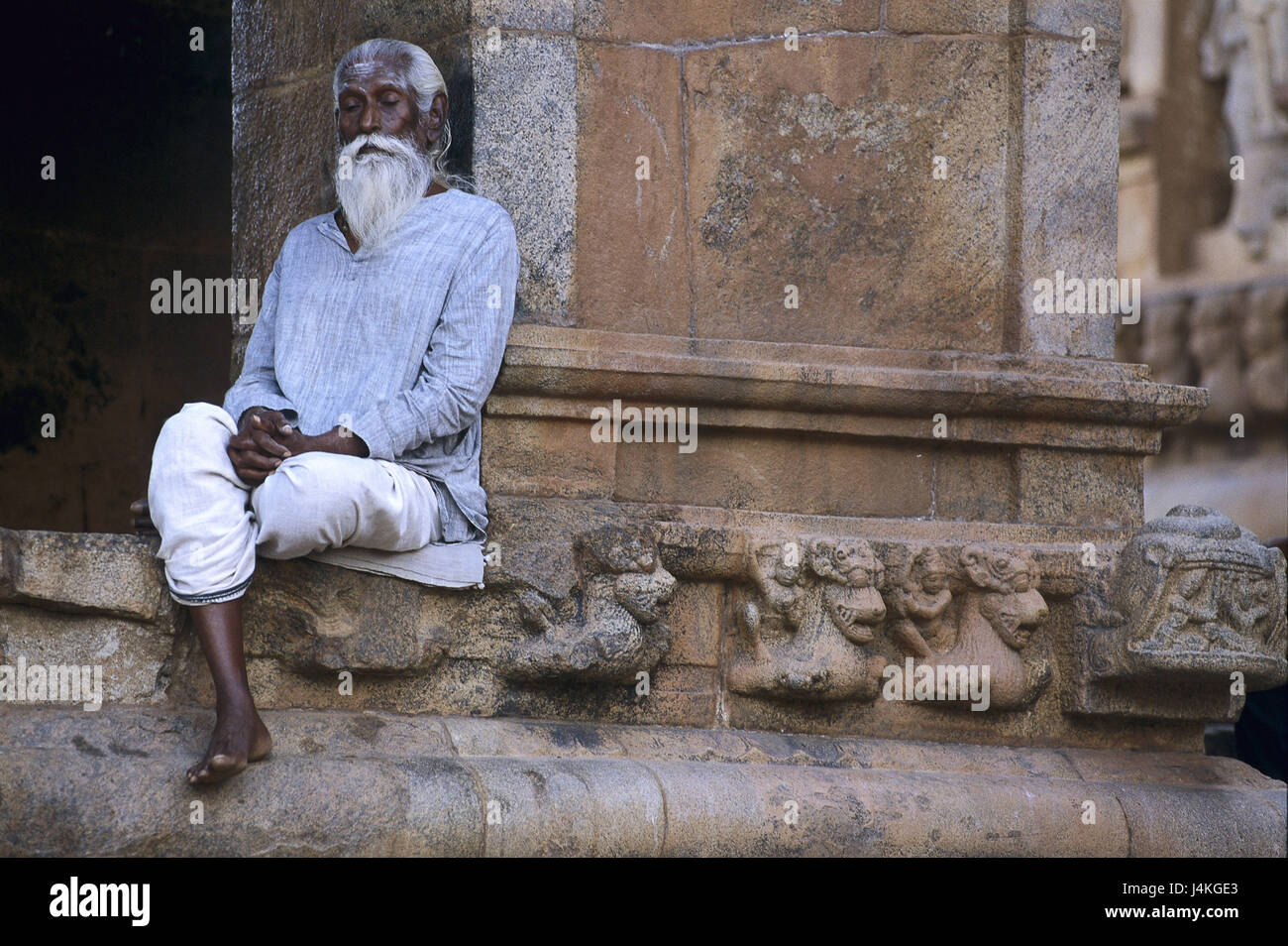 Indien, Tamil Nadu, Thanjavur, Brihadischwara Tempel, Detail, Askese, Meditation, kein Model-Release! Asien, Südasien, Hindi Bharat, Südindien, Tanjore Brihadeshwara Bügel, glauben, Religion, Hinduismus, Mann, Chef, Indisch, Ethik, Abstinenz, Askese, sitzen, Augen geschlossen Stockfoto