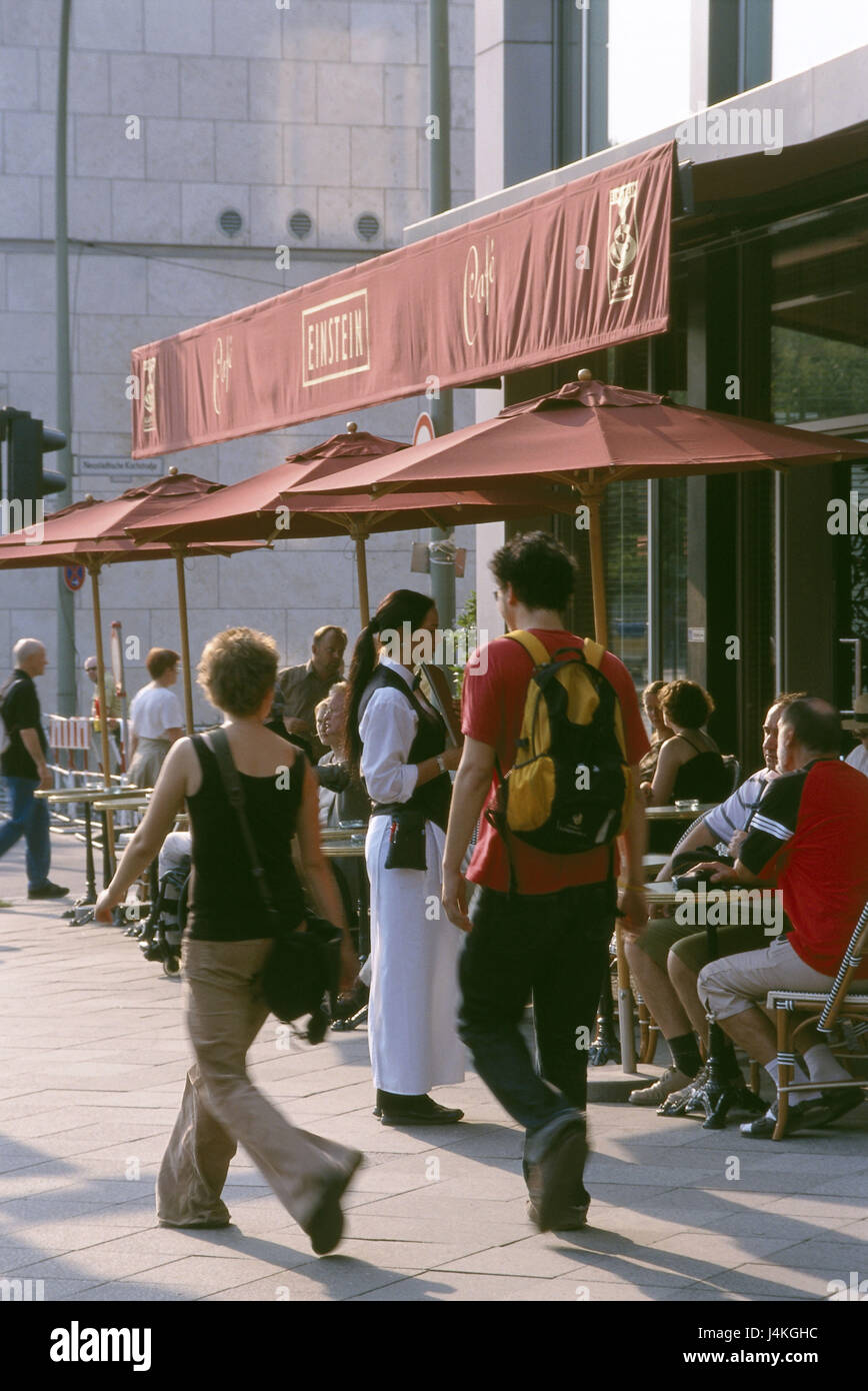 Deutschland, Berlin, Berlin-Mitte, unter den Linden, Café Einstein, Passant Europa, Stadt, Hauptstadt, Teil der Stadt, mittlere, street Café, Bühne, bar, Bühne Café, Kaffee-Haus, Sitz Gelegenheiten, Sonnenschirme, Gäste, Touristen, Tourismus Stockfoto