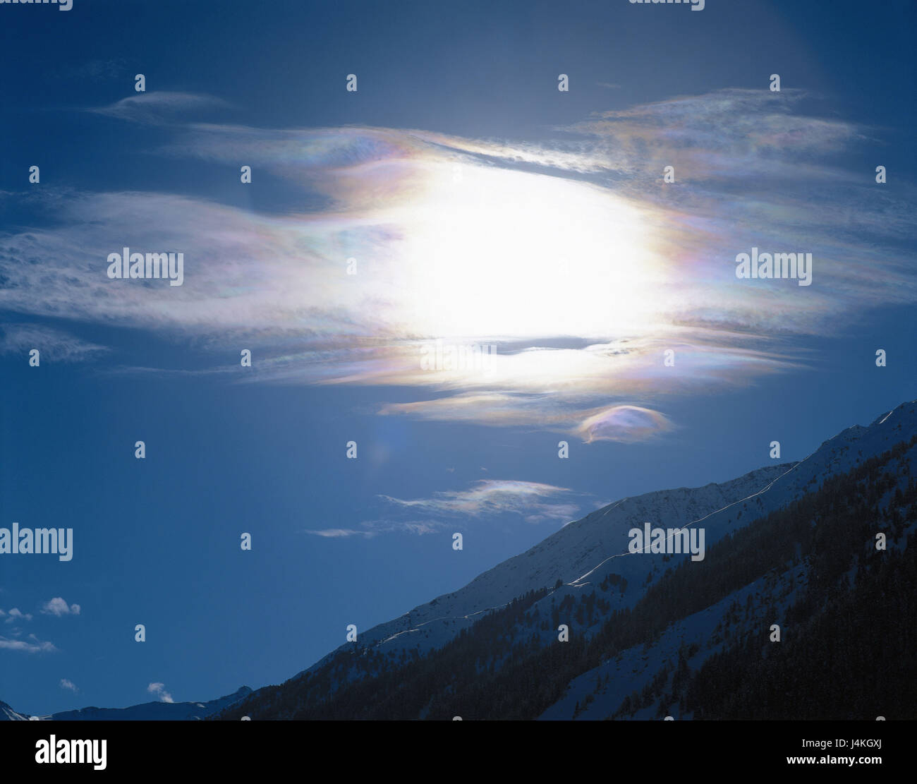 Berge, schöne Wolken, Gegenlicht, schillernden Berglandschaft, Gipfel, Schnee, Wolken, irisierende Wolken, Perlmutt Farben, Farben des Regenbogens, Manifestation, optisch, Naturschauspiel, Deklination der Lichtstrahlen in den Wassertropfen oder Eiskristallen, Natur Stockfoto