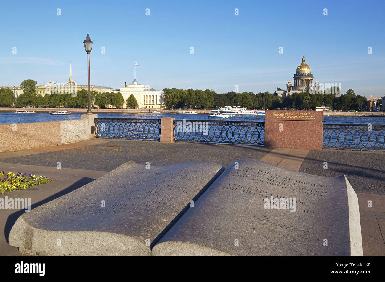 Russland, St. Petersburg, St. von Kunst, Buch, Granit, Fluss Newa, Ufer, Isaak Kathedrale, Admiralität Stadt, Newa-Ufer, Fluss, Architektur, Struktur, Aufbau, Kathedrale, Isaak Kathedrale, Architekten A. Montferrand, baut in 1810 - 1858, golden, golden, Admiralität Kuppelgebäude, Architekt Andrej Sakharov, Wahrzeichen, Boote, Ort von Interesse Stockfoto