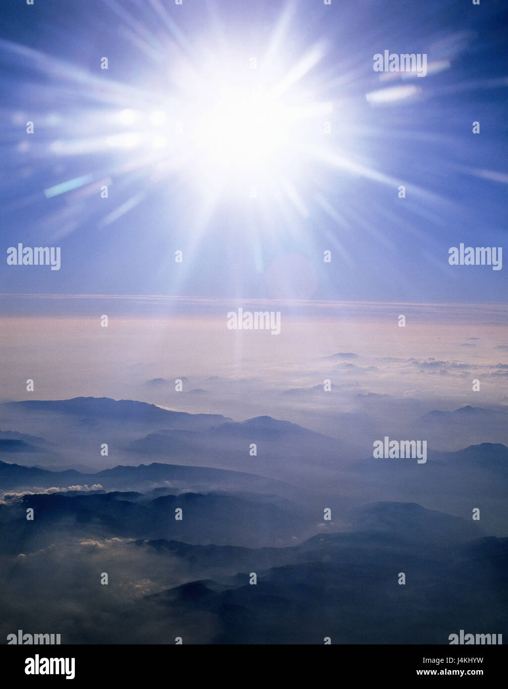 Berg Landschaft, Alpen, Meer der Wolken, zurück, Licht, Luft Aufnahmen Berglandschaft, Natur, Sonne, Sonnenstrahlen, Solarenergie, Landschaft, Berge, Berge, Übersicht, Rest, Stille, Wolken, tuning Stockfoto