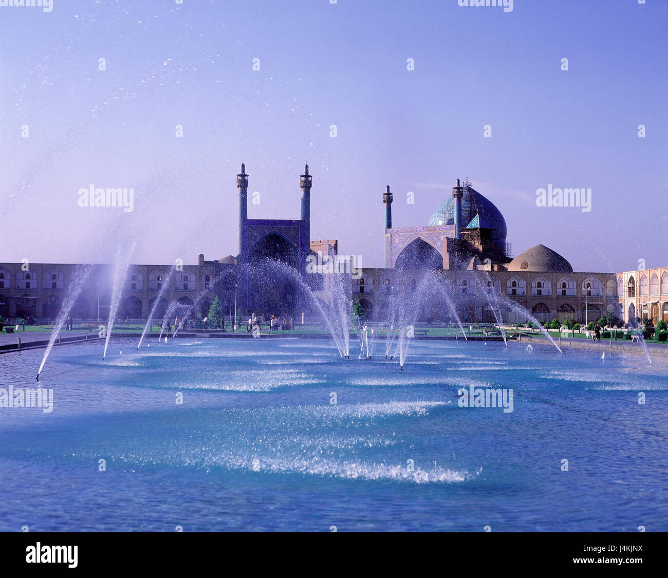Iran, Isfahan, Schlossanlage, Imam der Moschee, spielen gut, Wasser außerhalb, Moschee, Imam, Kirche, islamische, Anbetung statt, glauben, Religion, Jami Abbasi, Ort von Interesse, Struktur, Architektur Stockfoto