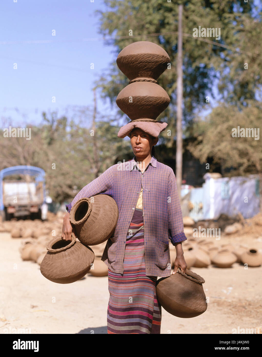 Burma, enge Mandalay, Sagaing, Keramik, Mann, Earthenwares, Carry, kein Model-Release! Asien, Süd-Ost-Asien, Indochina, Burma, Pyidaungsu Myanmar Naingngandaw, Beruf, Arbeit, Keramik, Vasen, Gefäße, Kopf, Gleichgewicht, Handwerk, Handarbeit, Wirtschaft Stockfoto