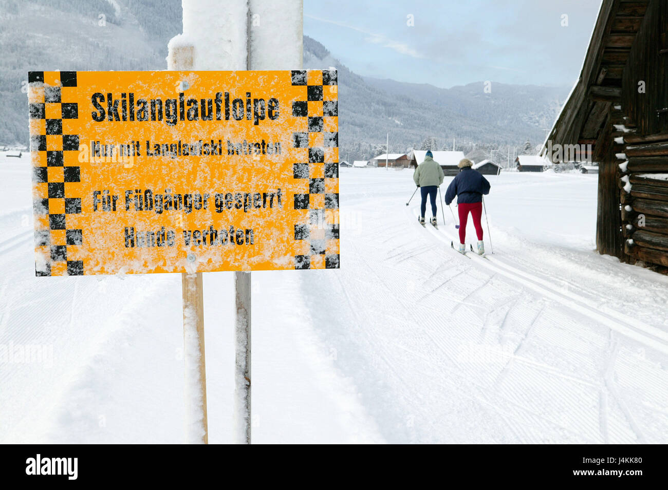 Deutschland, Oberbayern, Werdenfelser, Winterlandschaft, Langlaufloipe, Skilangläufer, unterzeichnen, Europa, Süddeutschland, Bayern, Garmisch-Partenkirchen, Natur, Schnee, Winter, Sport, Wintersport, gehen, Langlaufen, Langlaufloipe, Sport, Bewegung, Sportler, Freizeit, Hobby, Langlaufen, Skifahren, nördlichen, Langlauf, Aktivität, Fitness, Saison, Schild, Langlauf Loipe Stockfoto